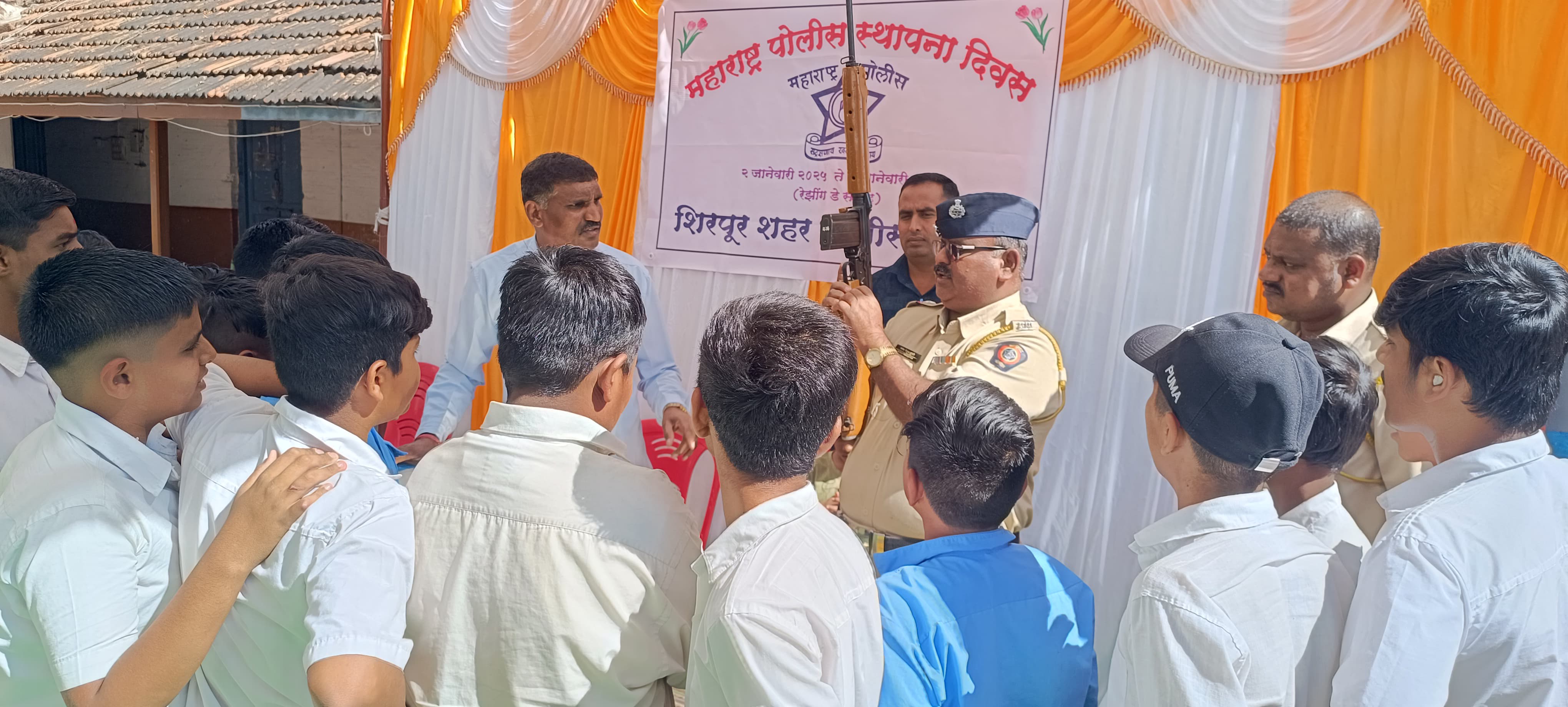 फोटो शिरपूर शहर पोलीस स्टेशनचे रेझिंग डे चे फोटो