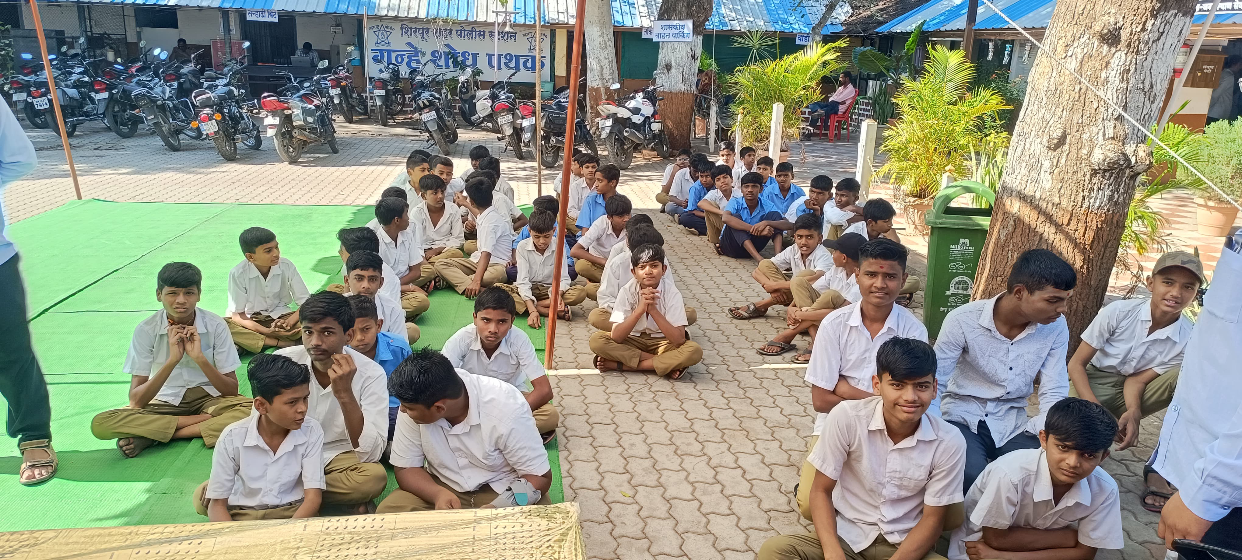 फोटो शिरपूर शहर पोलीस स्टेशनचे रेझिंग डे चे फोटो