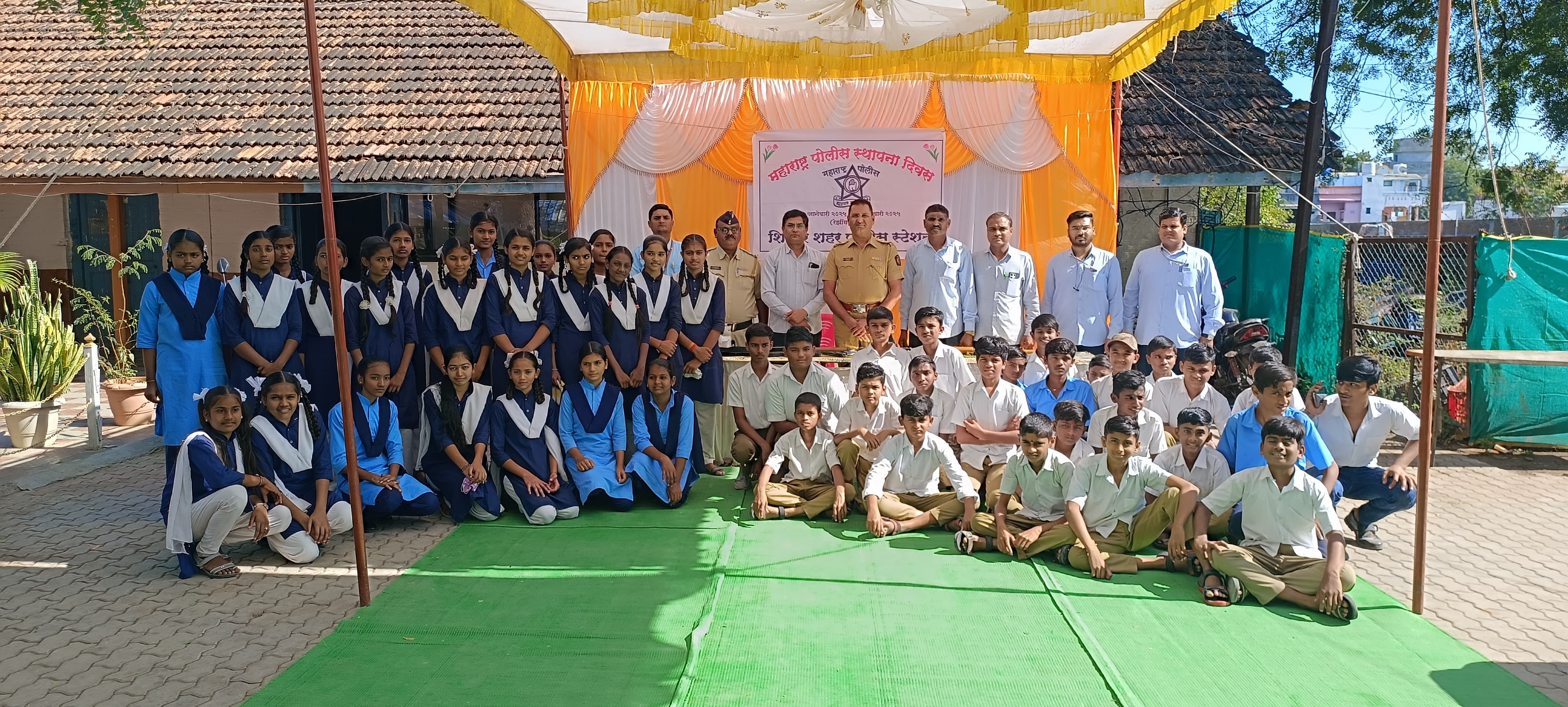 फोटो शिरपूर शहर पोलीस स्टेशनचे रेझिंग डे चे फोटो