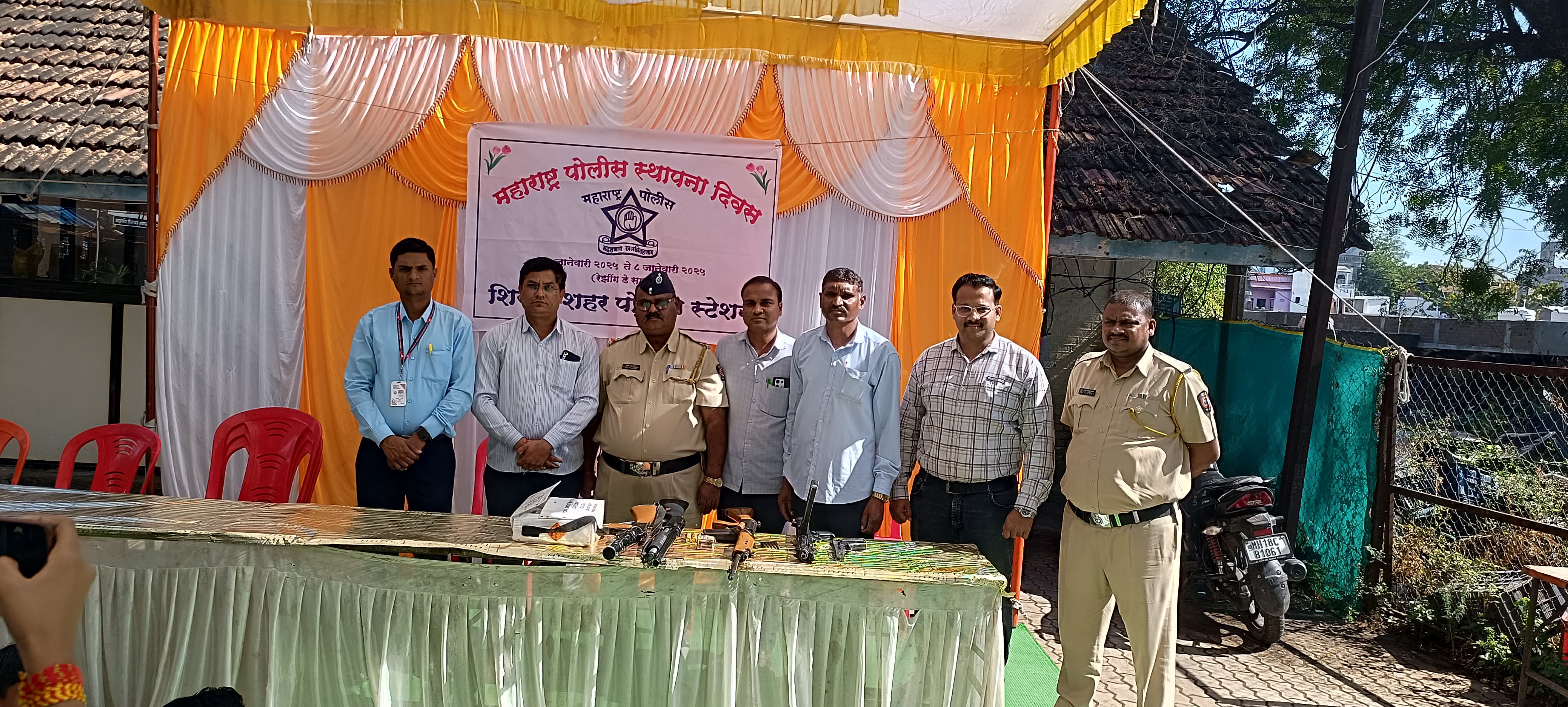 फोटो शिरपूर शहर पोलीस स्टेशनचे रेझिंग डे चे फोटो