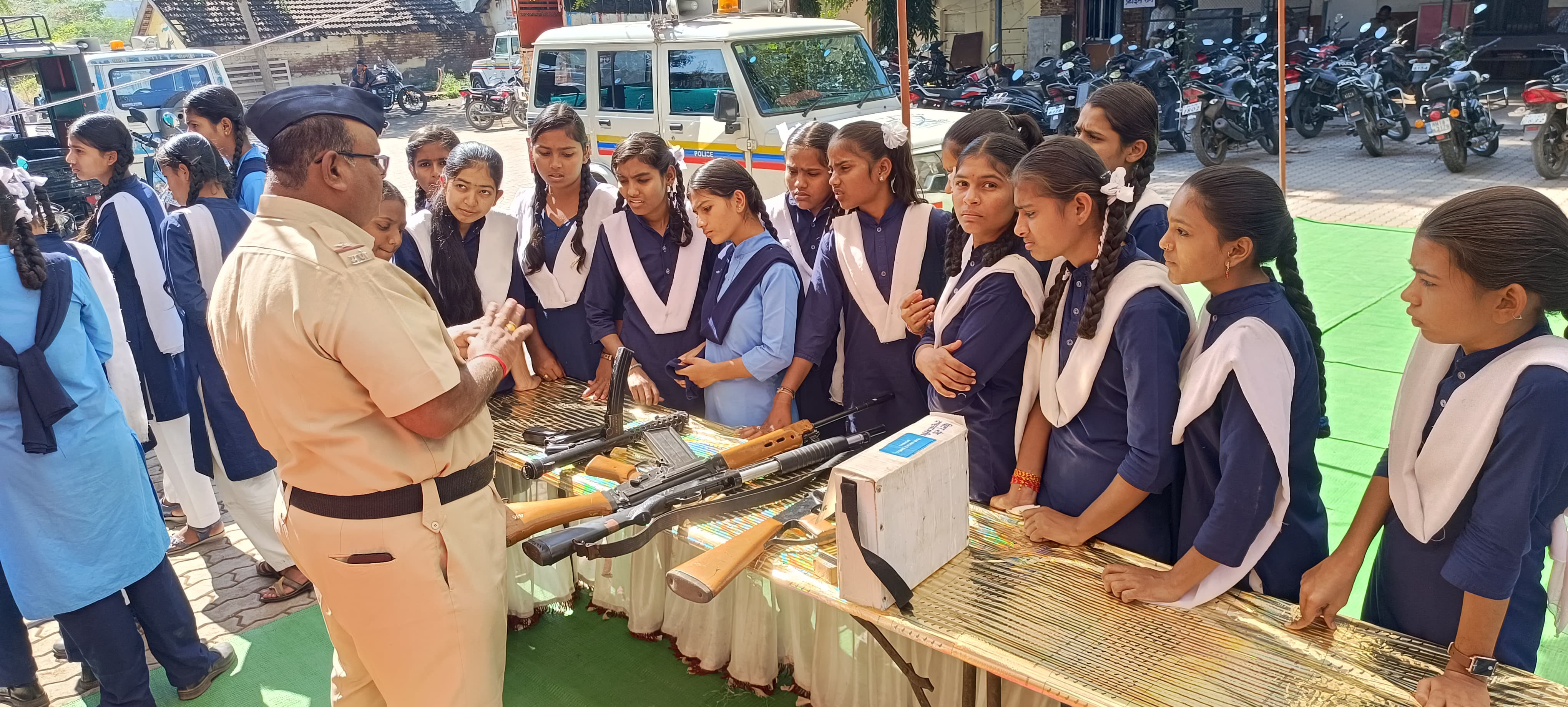 फोटो शिरपूर शहर पोलीस स्टेशनचे रेझिंग डे चे फोटो