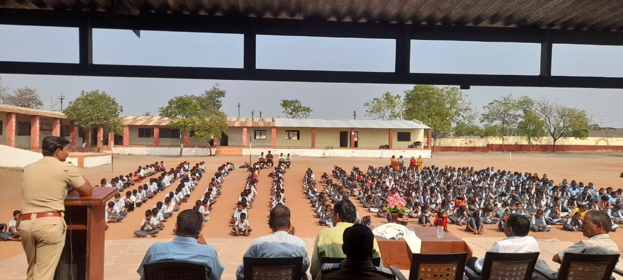 फोटो रेझिंग डे निमित्त शिरपूर तालुका पोलीस स्टेशन हद्दीत दहीवद, बोराडी व कोळीद या अ-वर्ग गावातील शाळांना भेटी देऊन बाल लैंगिक अत्याचार, इंटरनेट दुष्परिणाम, सायबर गुन्हे इत्यादी विषयांवर विद्यार्थी व शिक्षकांना माहिती देण्यात आली