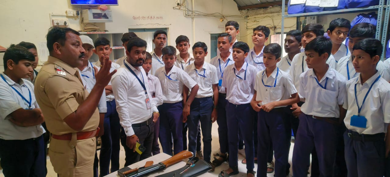 फोटो रेझिंग डे निमित्त शिरपूर तालुका पोलीस स्टेशन हद्दीत दहीवद, बोराडी व कोळीद या अ-वर्ग गावातील शाळांना भेटी देऊन बाल लैंगिक अत्याचार, इंटरनेट दुष्परिणाम, सायबर गुन्हे इत्यादी विषयांवर विद्यार्थी व शिक्षकांना माहिती देण्यात आली