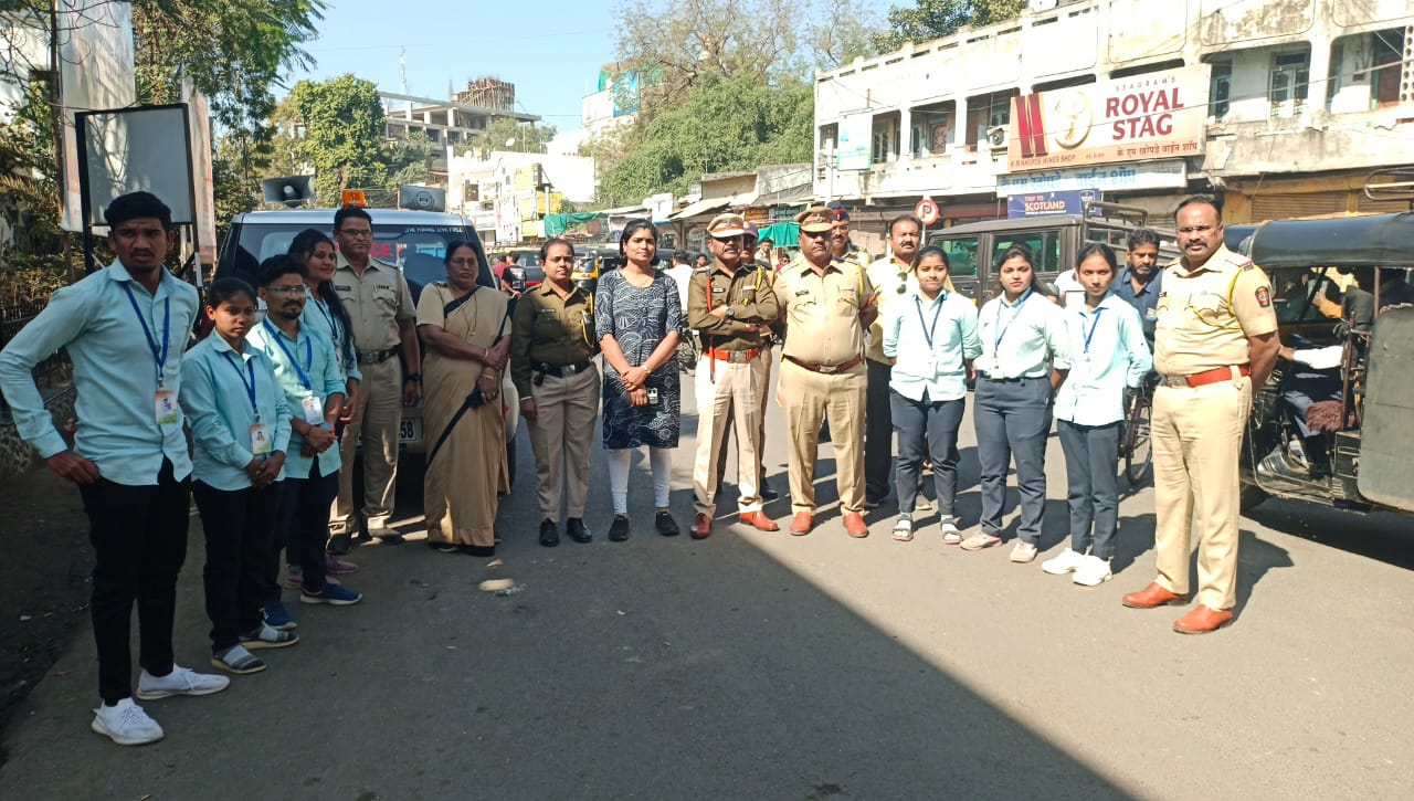 फोटो पोलीस स्थापना दिनानिमित्त धुळे जिल्हा पोलीस दल, दामिनी पथक, भरोसा सेल यांच्या वतीने समाजात घडणाऱ्या गुन्ह्यांबाबत जनजागृती व त्यावर उपाययोजना तसेच पोलीस दल मार्फतिने जनतेसाठी राबविण्यात येणाऱ्या विविध योजना व हेल्पलाइन नंबर बाबत जनतेत जनजागृती करण्याच्या उद्देशाने आज रोजी धुळे जिल्ह्यात एकूण तीन ठिकाणी जुनी महानगरपालिका चौक गांधी पुतळा चौक दत्त मंदिर चौक येथे डॉक्टर बाबासाहेब आंबेडकर समाजकार्य महाविद्यालय मोराणे येथील विद्यार्थ्यांच्या सहभागातून पथनाट्य आयोजित करण्यात आले.