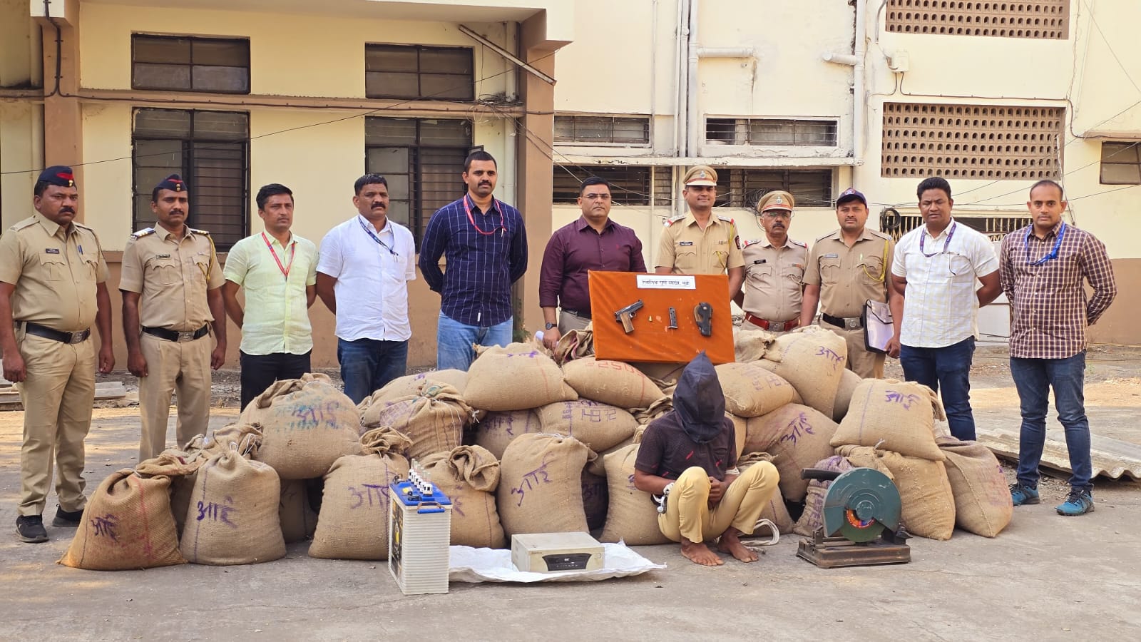 फोटो गावठी पिस्टलचा धाक दाखवुन घरफोड्या करणाऱ्या अट्टल घरफोडयास मुद्देमालासह घेतले ताब्यात