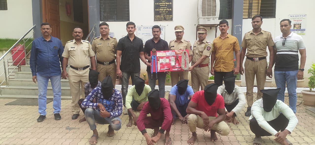 फोटो धुळे तालुक्यातील सरवड फाटा ते सरवड गाव दरम्यान लामकानी रस्त्यावर दरोड्याच्या तयारीत असलेल्या चोरट्यांना पकडून सोनगीर पोलिसांनी त्यांचा कट उधळून लावला