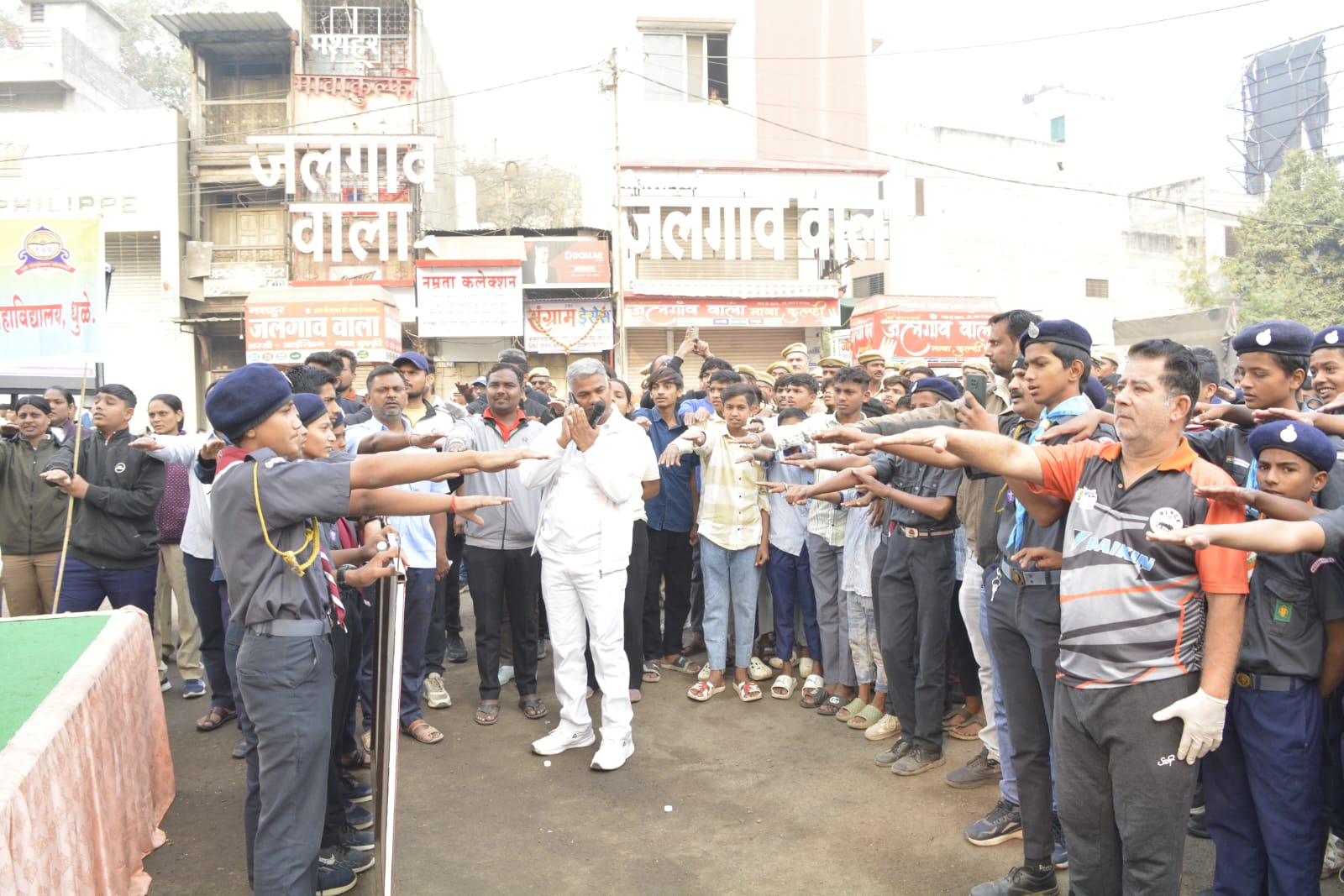 फोटो ह्या वर्षे देखील धुळे मॅरेथॉन चे आयोजन करण्यात आले आहे त्या निमित्ताने आज दि 12 रोजी स्वच्छता मोहीम राबविण्यात आली होती त्यामध्ये पोलीस अधीक्षक,जिल्हाधिकारी, महानगरपालिका, जिल्हा परिषद, स्थानिक रहिवासी शाळा महाविद्यालय विद्यार्थी सामाजिक संस्था एनजीओ यांच्यातर्फे श्री छत्रपती शिवाजी महाराज पुतळा ते महात्मा गांधी पुतळ्यापर्यंत धुळे शहर स्वच्छता मोहीम राबवण्यात आली. या उपक्रमाचे फायदे धुळे शहर स्वच्छ व सुंदर होईल लोकांमध्ये स्वच्छतेविषयी जबाबदारीची भावना निर्माण होईल पर्यावरण समस्या बाबत जागरूकता वाढेल त्यामुळे सर्व धुळेकरांना एकत्र आणून उपक्रम राबवण्यात आला. माझा जिल्हा धुळे माझा जिल्हा वृक्ष माझे बांधव ही शपथ घेऊन स्वच्छता मोहिमेचा समारोप करण्यात आला.