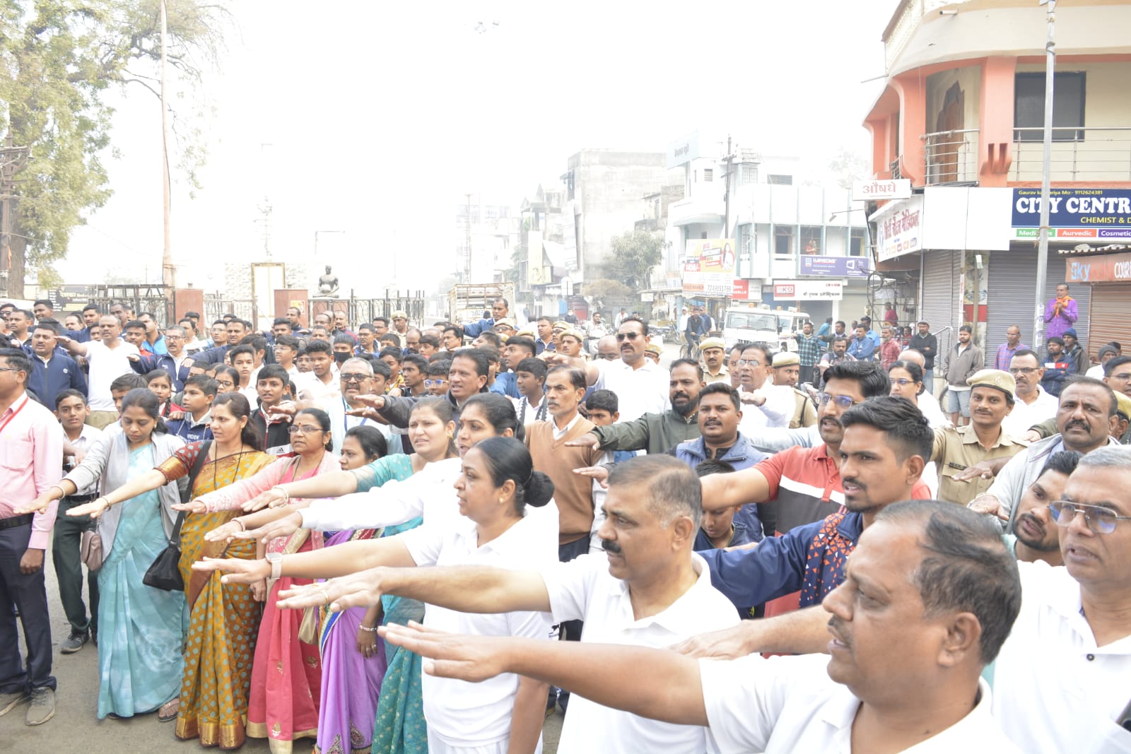 फोटो ह्या वर्षे देखील धुळे मॅरेथॉन चे आयोजन करण्यात आले आहे त्या निमित्ताने आज दि 12 रोजी स्वच्छता मोहीम राबविण्यात आली होती त्यामध्ये पोलीस अधीक्षक,जिल्हाधिकारी, महानगरपालिका, जिल्हा परिषद, स्थानिक रहिवासी शाळा महाविद्यालय विद्यार्थी सामाजिक संस्था एनजीओ यांच्यातर्फे श्री छत्रपती शिवाजी महाराज पुतळा ते महात्मा गांधी पुतळ्यापर्यंत धुळे शहर स्वच्छता मोहीम राबवण्यात आली. या उपक्रमाचे फायदे धुळे शहर स्वच्छ व सुंदर होईल लोकांमध्ये स्वच्छतेविषयी जबाबदारीची भावना निर्माण होईल पर्यावरण समस्या बाबत जागरूकता वाढेल त्यामुळे सर्व धुळेकरांना एकत्र आणून उपक्रम राबवण्यात आला. माझा जिल्हा धुळे माझा जिल्हा वृक्ष माझे बांधव ही शपथ घेऊन स्वच्छता मोहिमेचा समारोप करण्यात आला.