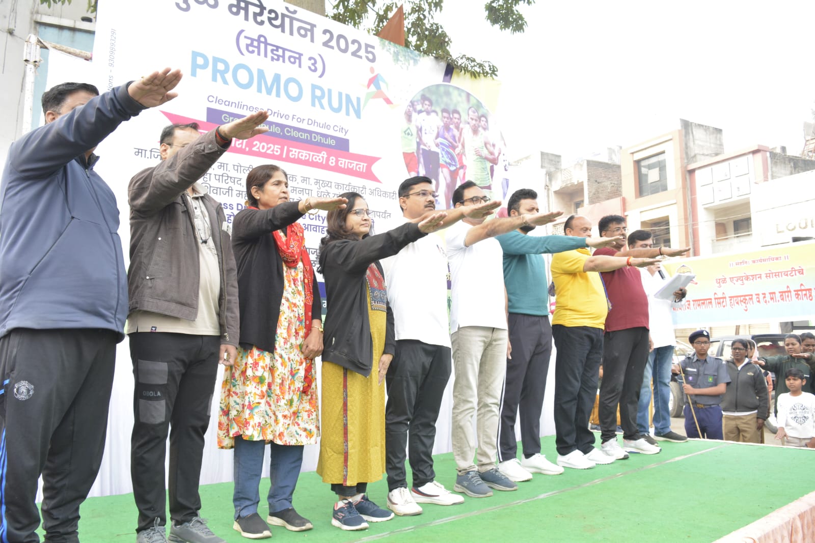 फोटो ह्या वर्षे देखील धुळे मॅरेथॉन चे आयोजन करण्यात आले आहे त्या निमित्ताने आज दि 12 रोजी स्वच्छता मोहीम राबविण्यात आली होती त्यामध्ये पोलीस अधीक्षक,जिल्हाधिकारी, महानगरपालिका, जिल्हा परिषद, स्थानिक रहिवासी शाळा महाविद्यालय विद्यार्थी सामाजिक संस्था एनजीओ यांच्यातर्फे श्री छत्रपती शिवाजी महाराज पुतळा ते महात्मा गांधी पुतळ्यापर्यंत धुळे शहर स्वच्छता मोहीम राबवण्यात आली. या उपक्रमाचे फायदे धुळे शहर स्वच्छ व सुंदर होईल लोकांमध्ये स्वच्छतेविषयी जबाबदारीची भावना निर्माण होईल पर्यावरण समस्या बाबत जागरूकता वाढेल त्यामुळे सर्व धुळेकरांना एकत्र आणून उपक्रम राबवण्यात आला. माझा जिल्हा धुळे माझा जिल्हा वृक्ष माझे बांधव ही शपथ घेऊन स्वच्छता मोहिमेचा समारोप करण्यात आला.