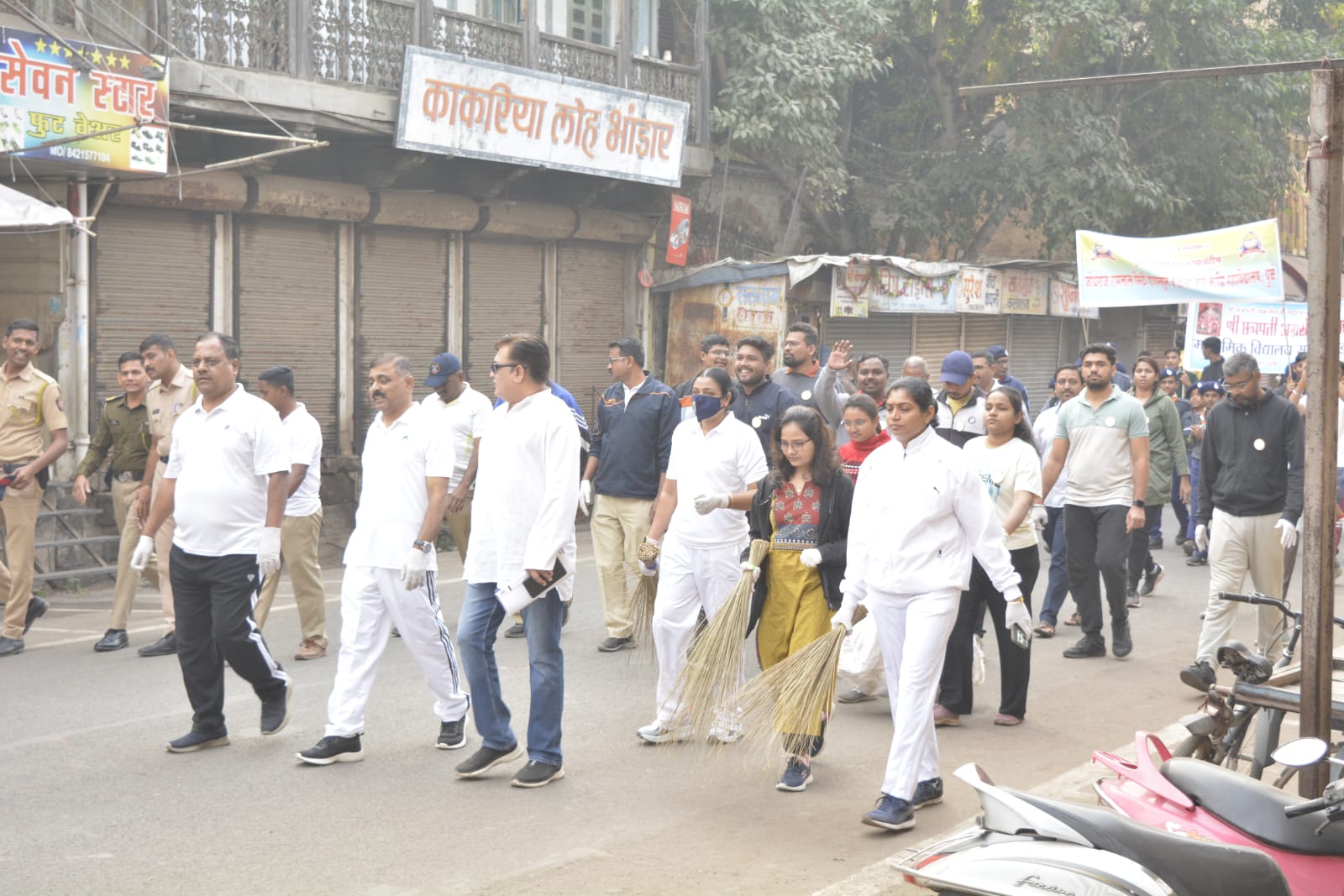 फोटो ह्या वर्षे देखील धुळे मॅरेथॉन चे आयोजन करण्यात आले आहे त्या निमित्ताने आज दि 12 रोजी स्वच्छता मोहीम राबविण्यात आली होती त्यामध्ये पोलीस अधीक्षक,जिल्हाधिकारी, महानगरपालिका, जिल्हा परिषद, स्थानिक रहिवासी शाळा महाविद्यालय विद्यार्थी सामाजिक संस्था एनजीओ यांच्यातर्फे श्री छत्रपती शिवाजी महाराज पुतळा ते महात्मा गांधी पुतळ्यापर्यंत धुळे शहर स्वच्छता मोहीम राबवण्यात आली. या उपक्रमाचे फायदे धुळे शहर स्वच्छ व सुंदर होईल लोकांमध्ये स्वच्छतेविषयी जबाबदारीची भावना निर्माण होईल पर्यावरण समस्या बाबत जागरूकता वाढेल त्यामुळे सर्व धुळेकरांना एकत्र आणून उपक्रम राबवण्यात आला. माझा जिल्हा धुळे माझा जिल्हा वृक्ष माझे बांधव ही शपथ घेऊन स्वच्छता मोहिमेचा समारोप करण्यात आला.