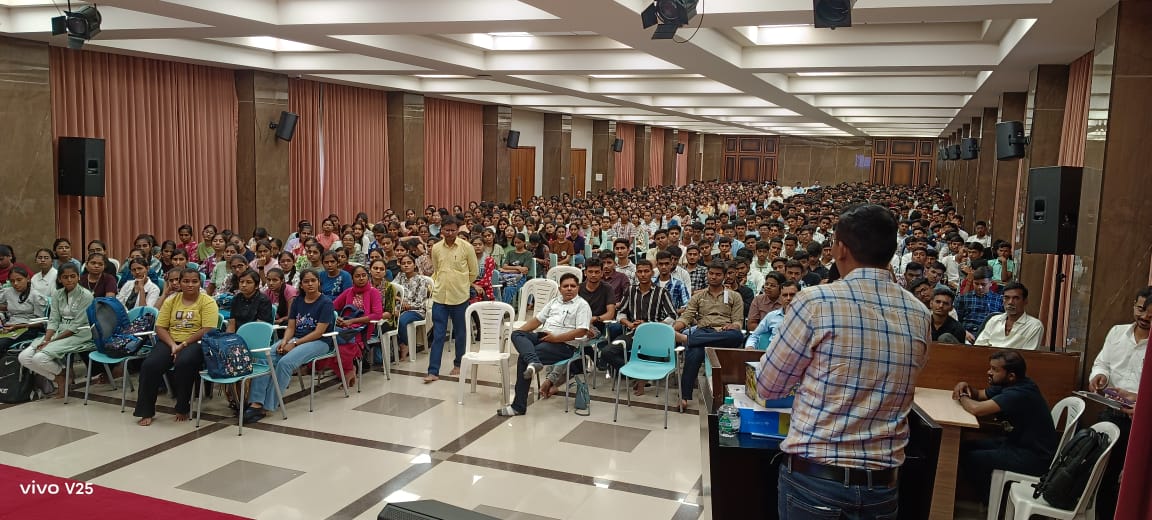 फोटो SSVPS Engineering college येथे सायबर पोलीस स्टेशन तर्फे सायबर अवेरनेस कार्यक्रम घेण्यात आला