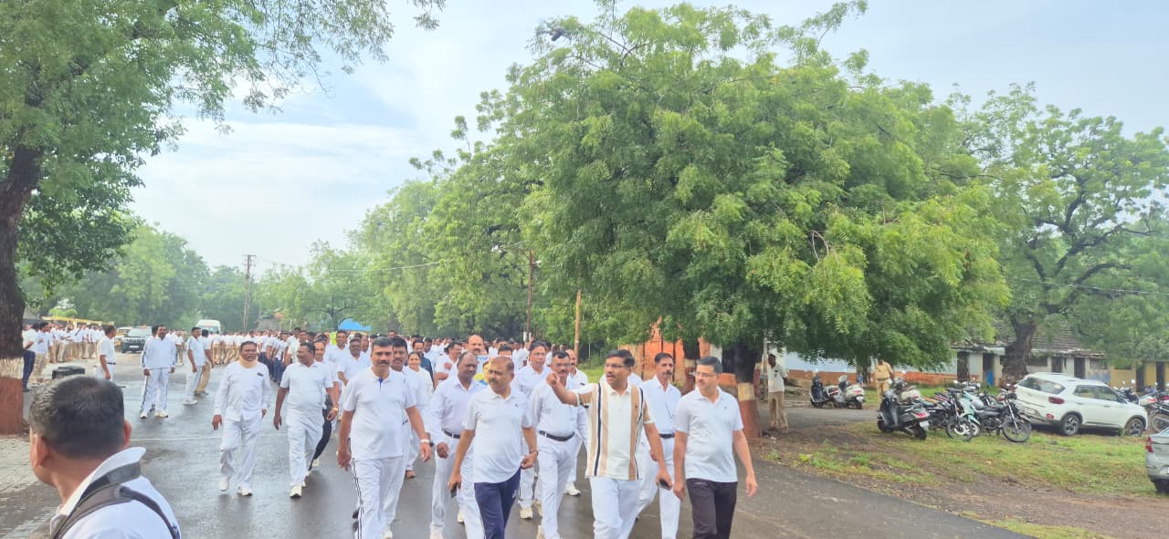 फोटो आज दि 27/10/2025 रोजी मा. सरदार वल्लभभाई पटेल यांच्या 150 व्या जयंतीनिमित्त धुळे जिल्हा पोलीस घटकामार्फत वॉकेथॉन रॅलीचे आयोजन करण्यात आले होते. या वॉकेथॉन रॅलीमध्ये मा. पोलीस अधीक्षक सो,धुळे यांनी स्वतः सहभाग घेतला.या रॅलीमध्ये धुळे जिल्हा पोलीस घटकांसोबतच, SRPF, SDRF, जेल पोलीस, पो. प्र. केंद्र धुळे इ. घटकातील 35 अधिकारी व 610 महिला व पुरुष अंमलदारांनी सहभाग घेतला असून वॉकेथॉन रॅली यशस्वीरीत्या संपन्न झाली.