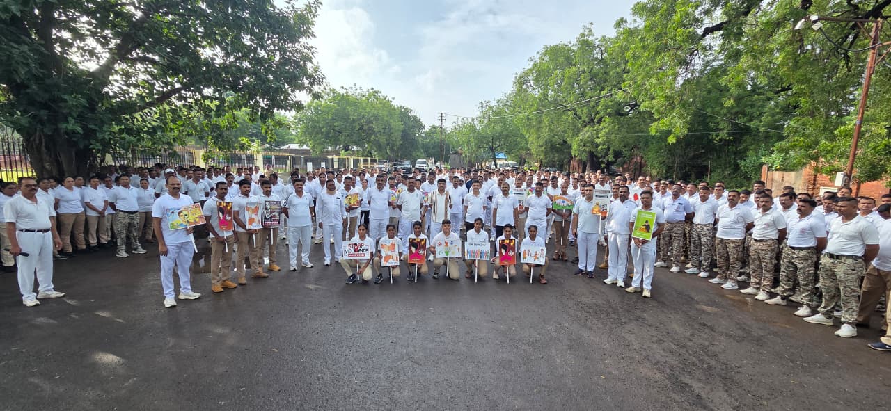 फोटो आज दि 27/10/2025 रोजी मा. सरदार वल्लभभाई पटेल यांच्या 150 व्या जयंतीनिमित्त धुळे जिल्हा पोलीस घटकामार्फत वॉकेथॉन रॅलीचे आयोजन करण्यात आले होते. या वॉकेथॉन रॅलीमध्ये मा. पोलीस अधीक्षक सो,धुळे यांनी स्वतः सहभाग घेतला.या रॅलीमध्ये धुळे जिल्हा पोलीस घटकांसोबतच, SRPF, SDRF, जेल पोलीस, पो. प्र. केंद्र धुळे इ. घटकातील 35 अधिकारी व 610 महिला व पुरुष अंमलदारांनी सहभाग घेतला असून वॉकेथॉन रॅली यशस्वीरीत्या संपन्न झाली.