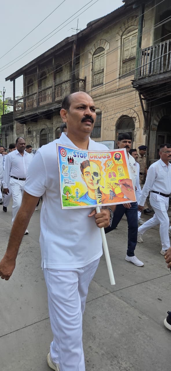 फोटो आज दि 27/10/2025 रोजी मा. सरदार वल्लभभाई पटेल यांच्या 150 व्या जयंतीनिमित्त धुळे जिल्हा पोलीस घटकामार्फत वॉकेथॉन रॅलीचे आयोजन करण्यात आले होते. या वॉकेथॉन रॅलीमध्ये मा. पोलीस अधीक्षक सो,धुळे यांनी स्वतः सहभाग घेतला.या रॅलीमध्ये धुळे जिल्हा पोलीस घटकांसोबतच, SRPF, SDRF, जेल पोलीस, पो. प्र. केंद्र धुळे इ. घटकातील 35 अधिकारी व 610 महिला व पुरुष अंमलदारांनी सहभाग घेतला असून वॉकेथॉन रॅली यशस्वीरीत्या संपन्न झाली.