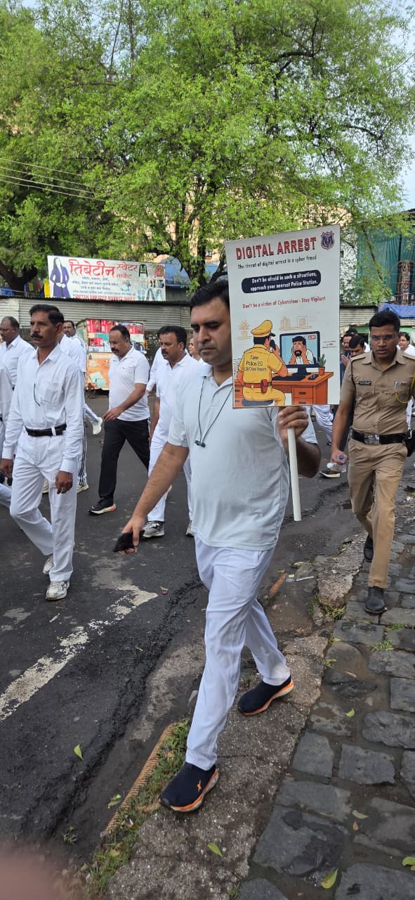 फोटो आज दि 27/10/2025 रोजी मा. सरदार वल्लभभाई पटेल यांच्या 150 व्या जयंतीनिमित्त धुळे जिल्हा पोलीस घटकामार्फत वॉकेथॉन रॅलीचे आयोजन करण्यात आले होते. या वॉकेथॉन रॅलीमध्ये मा. पोलीस अधीक्षक सो,धुळे यांनी स्वतः सहभाग घेतला.या रॅलीमध्ये धुळे जिल्हा पोलीस घटकांसोबतच, SRPF, SDRF, जेल पोलीस, पो. प्र. केंद्र धुळे इ. घटकातील 35 अधिकारी व 610 महिला व पुरुष अंमलदारांनी सहभाग घेतला असून वॉकेथॉन रॅली यशस्वीरीत्या संपन्न झाली.