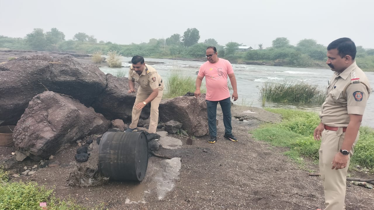 फोटो ऑल आउट ऑपरेशन दरम्यान धुळे तालुका पोलीस स्टेशन हद्दीमध्ये गावठी हातभट्टी दारू रेडची कारवाई
