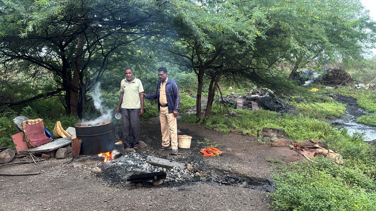 फोटो ऑल आउट ऑपरेशन दरम्यान धुळे तालुका पोलीस स्टेशन हद्दीमध्ये गावठी हातभट्टी दारू रेडची कारवाई