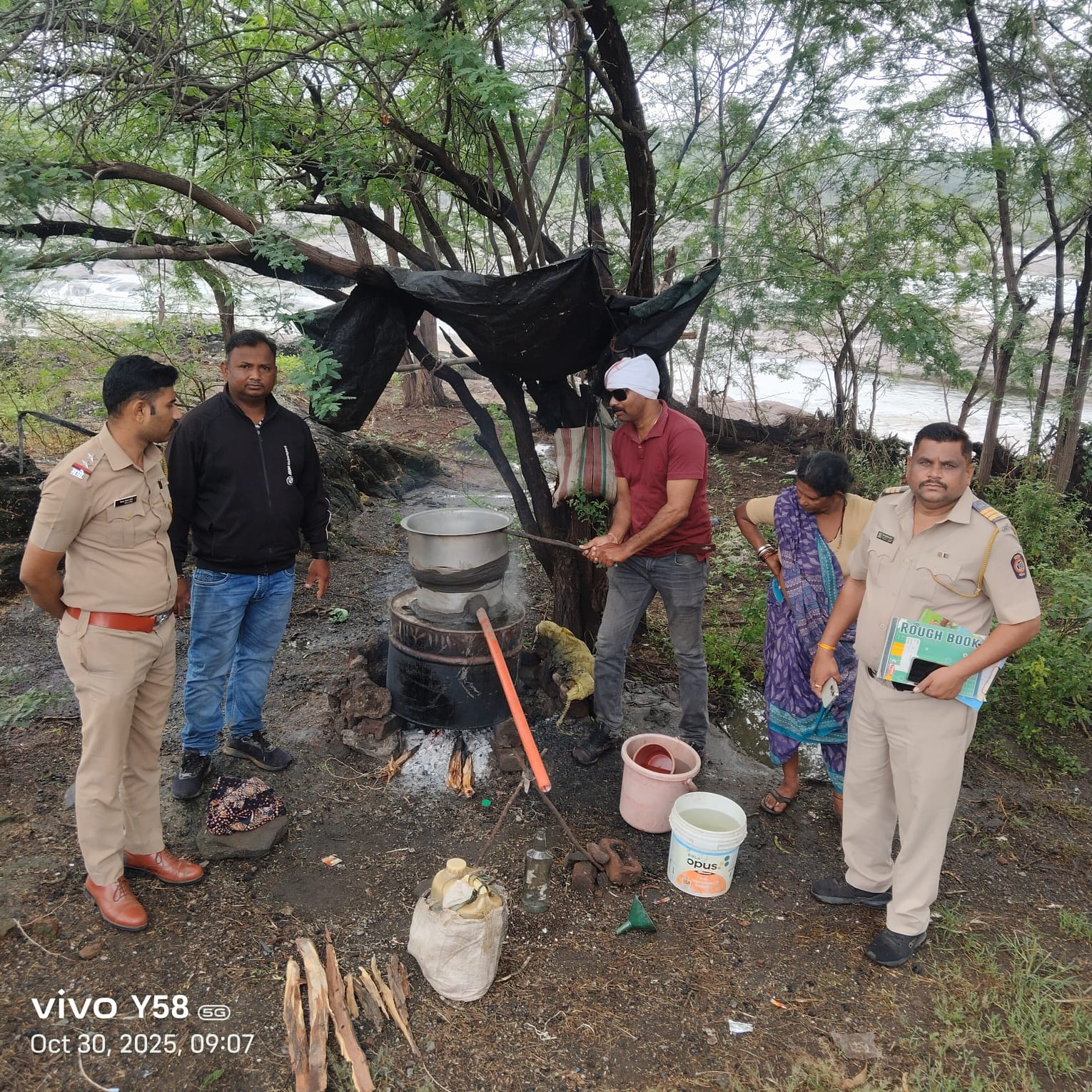 फोटो ऑल आउट ऑपरेशन दरम्यान धुळे तालुका पोलीस स्टेशन हद्दीमध्ये गावठी हातभट्टी दारू रेडची कारवाई