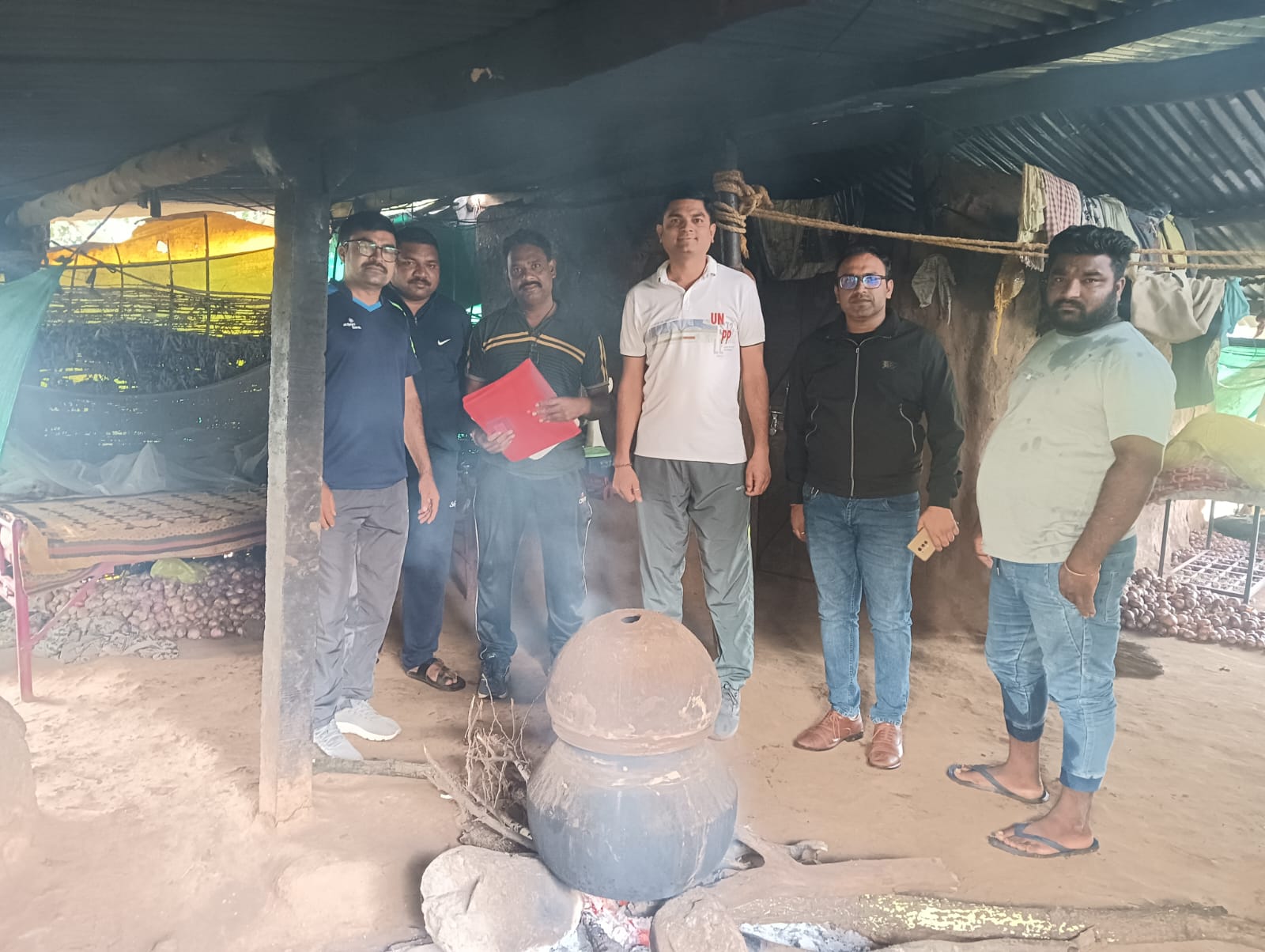 फोटो ऑल आउट ऑपरेशन दरम्यान पिंपळनेर पोलीस स्टेशन हद्दीमध्ये गावठी हातभट्टी दारू रेडची कारवाई