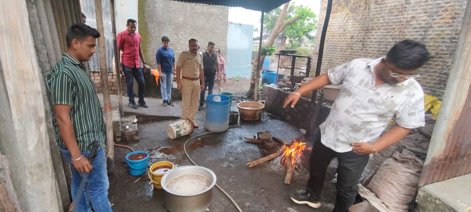 फोटो ऑल आउट ऑपरेशन दरम्यान धुळे शहर पोलीस स्टेशन हद्दीमध्ये गावठी हातभट्टी दारू रेडची कारवाई