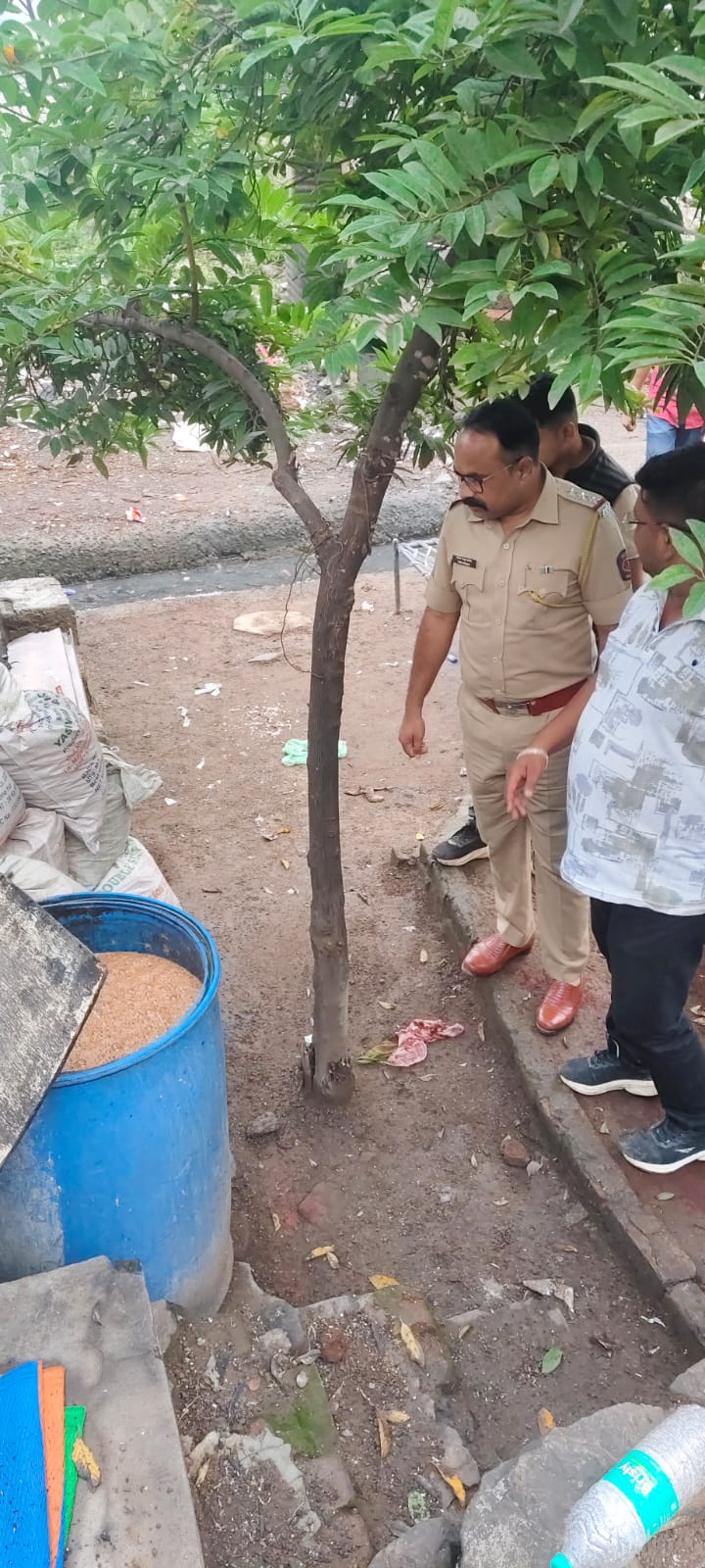 फोटो ऑल आउट ऑपरेशन दरम्यान धुळे शहर पोलीस स्टेशन हद्दीमध्ये गावठी हातभट्टी दारू रेडची कारवाई