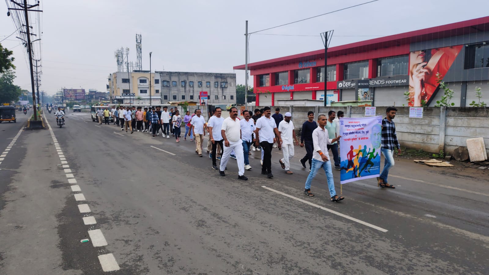फोटो आज दिनांक 31/10/2025 रोजी भारताचे लोहपुरुष सरदार वल्लभभाई पटेल यांच्या 150 व्या जयंतीनिमित्त धुळे जिल्हा पोलीस दल तर्फे आयोजित रन फॉर युनिटी या कार्यक्रमाचे आयोजन करण्यात आले होते रॅलीदरम्यान महिला सुरक्षा, सायबर सुरक्षा आणि अमली पदार्थ विरोधी जनजागृती करण्यात आली.