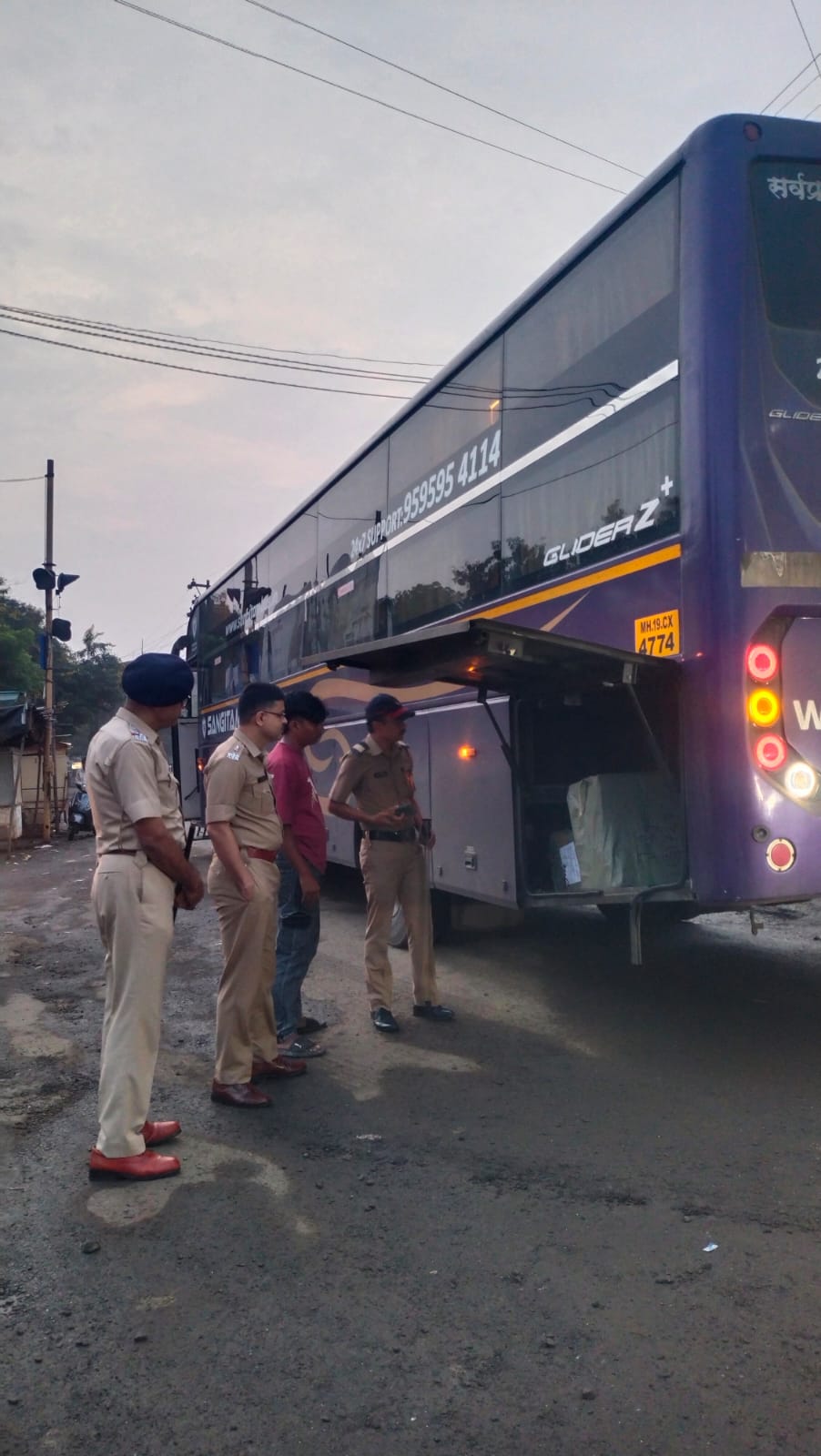 फोटो आगामी निवडणुकीच्या अनुषंगाने धुळे जिल्हा पोलिसांनी ऑल आऊट ऑपरेशन असामाजिक घटकांवर कारवाई केली आहे.