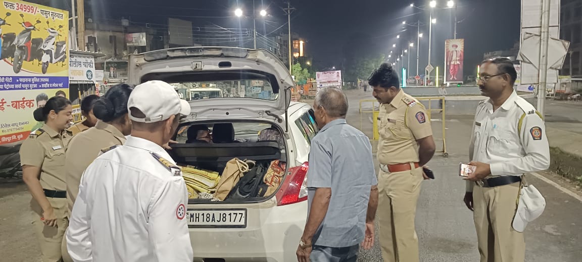 फोटो आगामी निवडणुकीच्या अनुषंगाने धुळे जिल्हा पोलिसांनी ऑल आऊट ऑपरेशन असामाजिक घटकांवर कारवाई केली आहे.