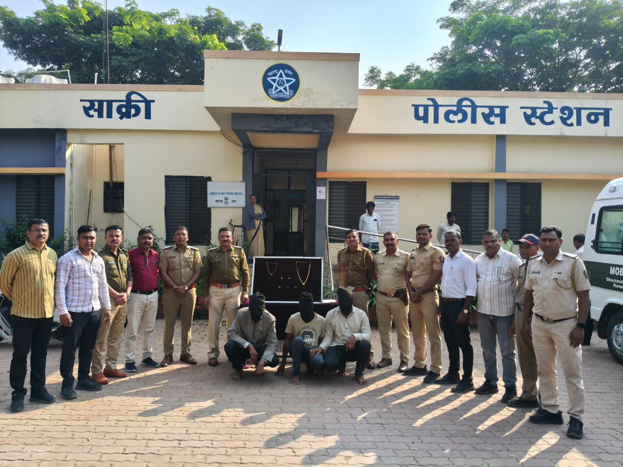 फोटो साक्री पोलीसांकडुन १२ तासाच्या आत घरफोडीचा गुन्हा उघड, फिर्यादीच निघाला घरफोड्या...