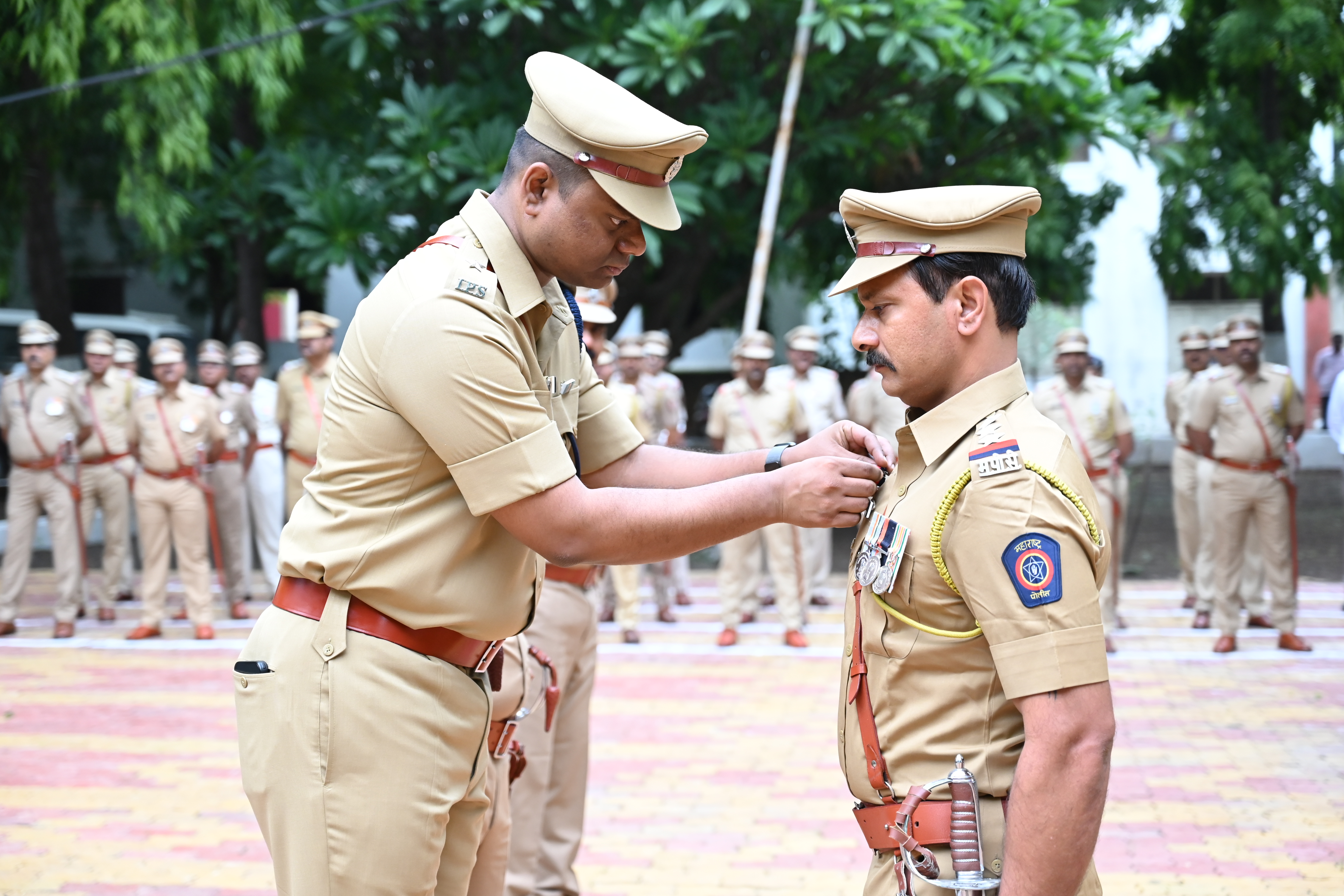 फोटो कर्तव्याला निष्ठेची साथ, सेवेला सन्मानाची पावती! स्वातंत्र्यदिनानिमित्त धुळे जिल्हा पोलीस दलातील अधिकारी व अंमलदारांना जाहीर झालेल्या ‘उत्कृष्ट सेवा पदकाबद्दल’ हार्दिक अभिनंदन! नागरिकांच्या सुरक्षेसाठी दिलेल्या समर्पित आणि उल्लेखनीय सेवेला मनःपूर्वक सलाम. धुळे जिल्हा पोलीस दलातील एकूण 13 पोलीस अधिकारी व अंमलदार यांना स्वातंत्र्य दिनाच्या दिवशी अति उत्कृष्ट व उत्कृष्ट सेवा पदक जाहीर.देशभरात स्वातंत्र्य दिनाचा उत्साह असताना, धुळे पोलिसांनी समाजाप्रती आपली बांधिलकी जपत यंदाचा स्वातंत्र्य दिन अत्यंत नाविन्यपूर्ण पद्धतीने साजरा केला. केवळ कायदा आणि सुव्यवस्था राखण्यापुरते मर्यादित न राहता, पोलीसांनी समाजाच्या सर्वांगीण विकासासाठी हरित धुळ्याचा संकल्प (वृक्षारोपण), नशामुक्त युवा, सशक्त देश (अमली पदार्थ विरोधी रॅली) आणि पोलिस कल्याण ॲपचे अनावरण करण्यात आले