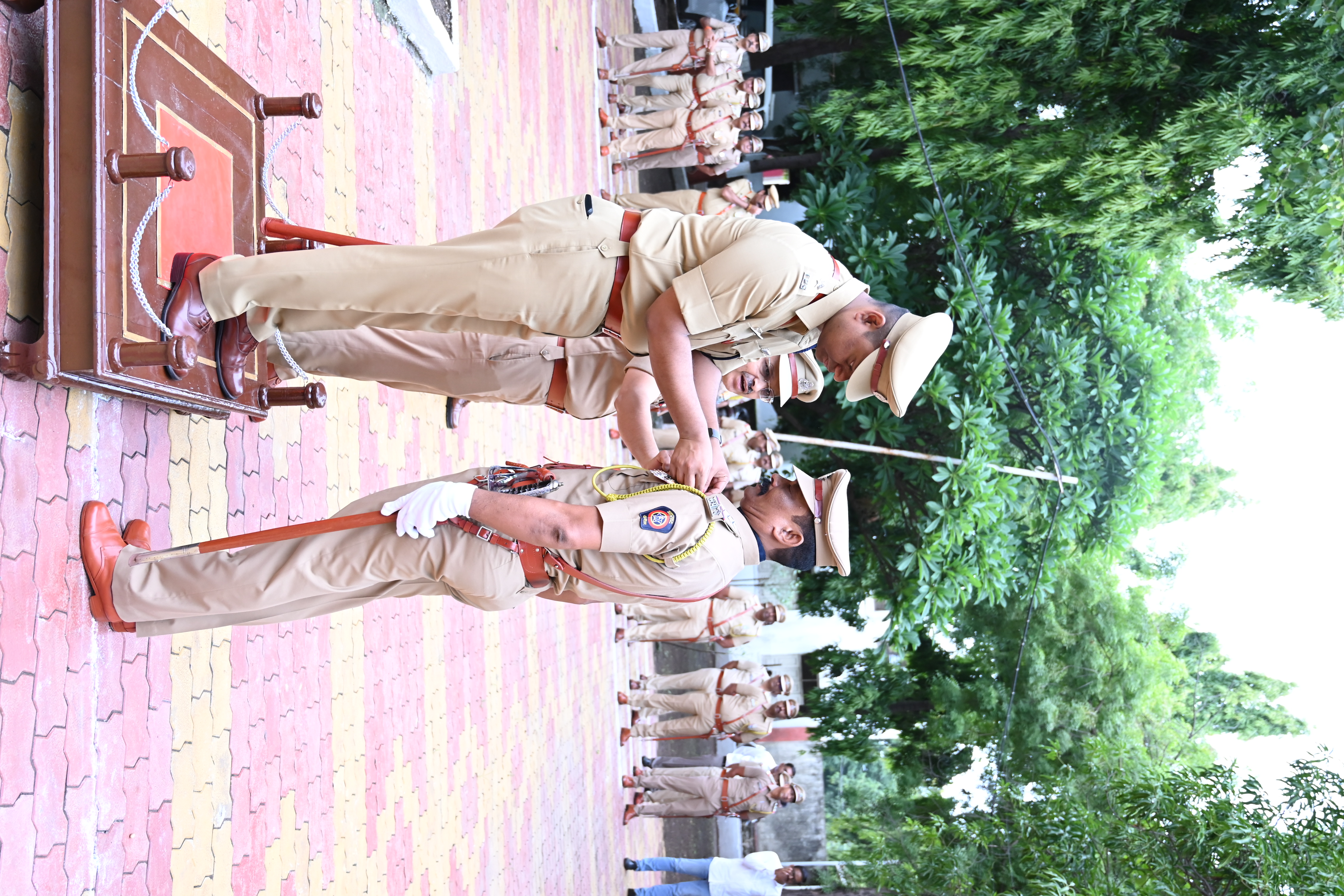 फोटो कर्तव्याला निष्ठेची साथ, सेवेला सन्मानाची पावती! स्वातंत्र्यदिनानिमित्त धुळे जिल्हा पोलीस दलातील अधिकारी व अंमलदारांना जाहीर झालेल्या ‘उत्कृष्ट सेवा पदकाबद्दल’ हार्दिक अभिनंदन! नागरिकांच्या सुरक्षेसाठी दिलेल्या समर्पित आणि उल्लेखनीय सेवेला मनःपूर्वक सलाम. धुळे जिल्हा पोलीस दलातील एकूण 13 पोलीस अधिकारी व अंमलदार यांना स्वातंत्र्य दिनाच्या दिवशी अति उत्कृष्ट व उत्कृष्ट सेवा पदक जाहीर.देशभरात स्वातंत्र्य दिनाचा उत्साह असताना, धुळे पोलिसांनी समाजाप्रती आपली बांधिलकी जपत यंदाचा स्वातंत्र्य दिन अत्यंत नाविन्यपूर्ण पद्धतीने साजरा केला. केवळ कायदा आणि सुव्यवस्था राखण्यापुरते मर्यादित न राहता, पोलीसांनी समाजाच्या सर्वांगीण विकासासाठी हरित धुळ्याचा संकल्प (वृक्षारोपण), नशामुक्त युवा, सशक्त देश (अमली पदार्थ विरोधी रॅली) आणि पोलिस कल्याण ॲपचे अनावरण करण्यात आले