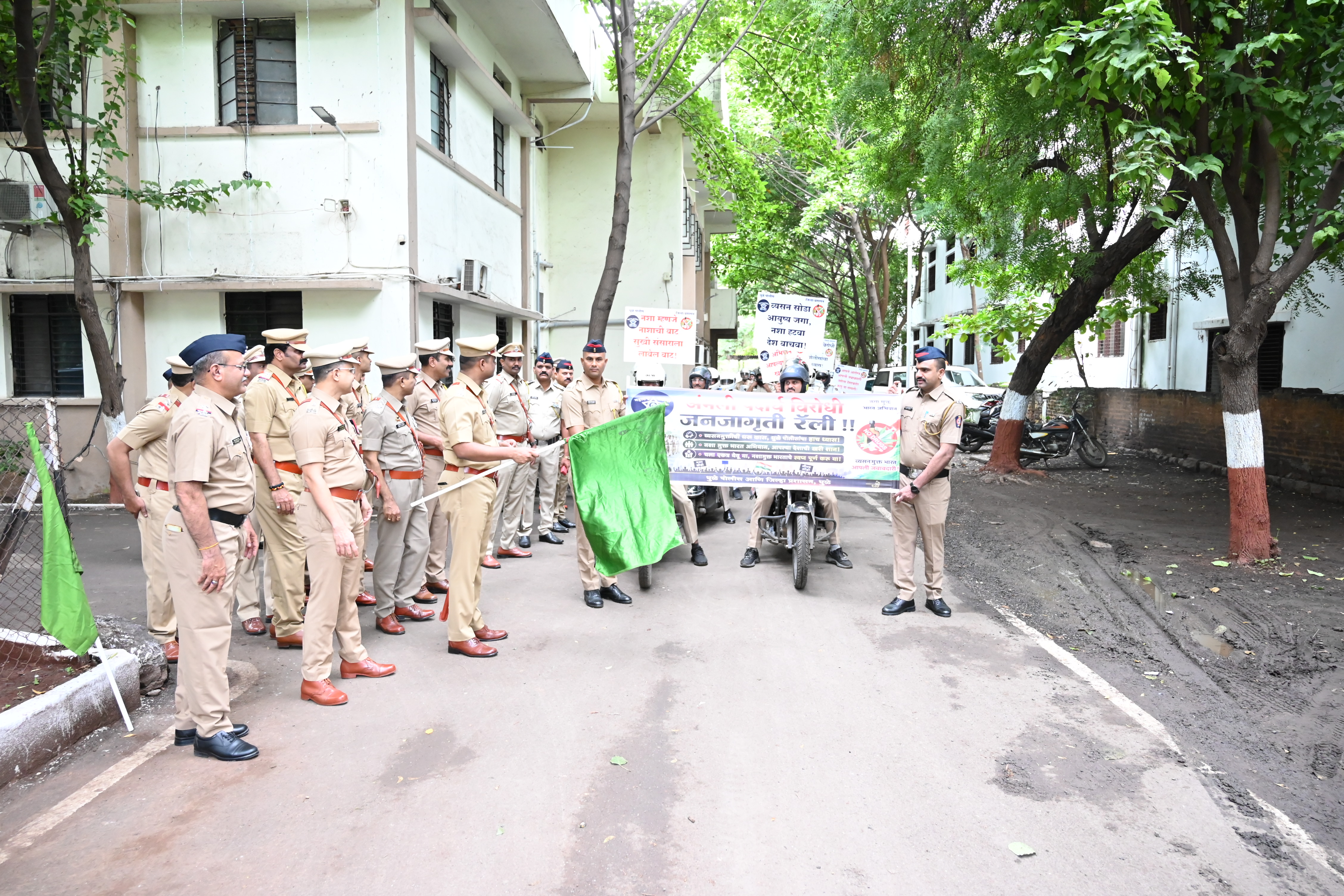 फोटो कर्तव्याला निष्ठेची साथ, सेवेला सन्मानाची पावती! स्वातंत्र्यदिनानिमित्त धुळे जिल्हा पोलीस दलातील अधिकारी व अंमलदारांना जाहीर झालेल्या ‘उत्कृष्ट सेवा पदकाबद्दल’ हार्दिक अभिनंदन! नागरिकांच्या सुरक्षेसाठी दिलेल्या समर्पित आणि उल्लेखनीय सेवेला मनःपूर्वक सलाम. धुळे जिल्हा पोलीस दलातील एकूण 13 पोलीस अधिकारी व अंमलदार यांना स्वातंत्र्य दिनाच्या दिवशी अति उत्कृष्ट व उत्कृष्ट सेवा पदक जाहीर.देशभरात स्वातंत्र्य दिनाचा उत्साह असताना, धुळे पोलिसांनी समाजाप्रती आपली बांधिलकी जपत यंदाचा स्वातंत्र्य दिन अत्यंत नाविन्यपूर्ण पद्धतीने साजरा केला. केवळ कायदा आणि सुव्यवस्था राखण्यापुरते मर्यादित न राहता, पोलीसांनी समाजाच्या सर्वांगीण विकासासाठी हरित धुळ्याचा संकल्प (वृक्षारोपण), नशामुक्त युवा, सशक्त देश (अमली पदार्थ विरोधी रॅली) आणि पोलिस कल्याण ॲपचे अनावरण करण्यात आले