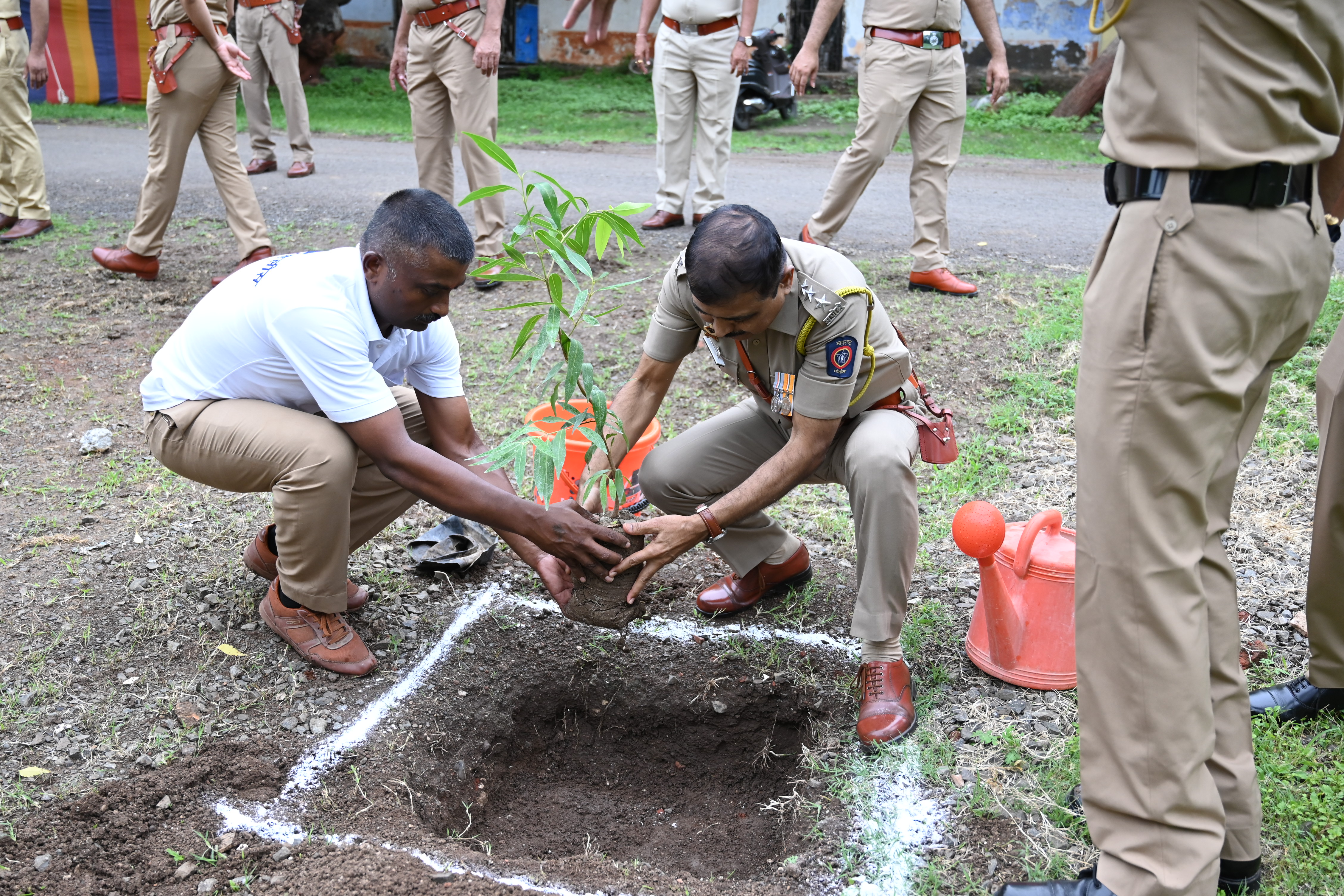 फोटो कर्तव्याला निष्ठेची साथ, सेवेला सन्मानाची पावती! स्वातंत्र्यदिनानिमित्त धुळे जिल्हा पोलीस दलातील अधिकारी व अंमलदारांना जाहीर झालेल्या ‘उत्कृष्ट सेवा पदकाबद्दल’ हार्दिक अभिनंदन! नागरिकांच्या सुरक्षेसाठी दिलेल्या समर्पित आणि उल्लेखनीय सेवेला मनःपूर्वक सलाम. धुळे जिल्हा पोलीस दलातील एकूण 13 पोलीस अधिकारी व अंमलदार यांना स्वातंत्र्य दिनाच्या दिवशी अति उत्कृष्ट व उत्कृष्ट सेवा पदक जाहीर.देशभरात स्वातंत्र्य दिनाचा उत्साह असताना, धुळे पोलिसांनी समाजाप्रती आपली बांधिलकी जपत यंदाचा स्वातंत्र्य दिन अत्यंत नाविन्यपूर्ण पद्धतीने साजरा केला. केवळ कायदा आणि सुव्यवस्था राखण्यापुरते मर्यादित न राहता, पोलीसांनी समाजाच्या सर्वांगीण विकासासाठी हरित धुळ्याचा संकल्प (वृक्षारोपण), नशामुक्त युवा, सशक्त देश (अमली पदार्थ विरोधी रॅली) आणि पोलिस कल्याण ॲपचे अनावरण करण्यात आले