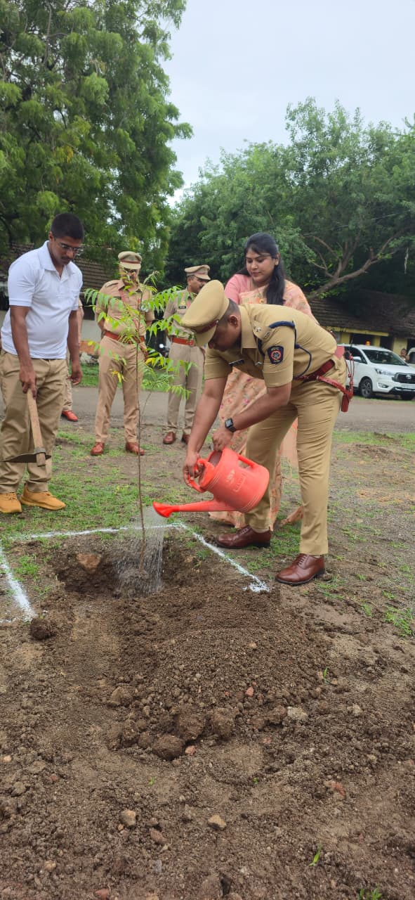 फोटो कर्तव्याला निष्ठेची साथ, सेवेला सन्मानाची पावती! स्वातंत्र्यदिनानिमित्त धुळे जिल्हा पोलीस दलातील अधिकारी व अंमलदारांना जाहीर झालेल्या ‘उत्कृष्ट सेवा पदकाबद्दल’ हार्दिक अभिनंदन! नागरिकांच्या सुरक्षेसाठी दिलेल्या समर्पित आणि उल्लेखनीय सेवेला मनःपूर्वक सलाम. धुळे जिल्हा पोलीस दलातील एकूण 13 पोलीस अधिकारी व अंमलदार यांना स्वातंत्र्य दिनाच्या दिवशी अति उत्कृष्ट व उत्कृष्ट सेवा पदक जाहीर.देशभरात स्वातंत्र्य दिनाचा उत्साह असताना, धुळे पोलिसांनी समाजाप्रती आपली बांधिलकी जपत यंदाचा स्वातंत्र्य दिन अत्यंत नाविन्यपूर्ण पद्धतीने साजरा केला. केवळ कायदा आणि सुव्यवस्था राखण्यापुरते मर्यादित न राहता, पोलीसांनी समाजाच्या सर्वांगीण विकासासाठी हरित धुळ्याचा संकल्प (वृक्षारोपण), नशामुक्त युवा, सशक्त देश (अमली पदार्थ विरोधी रॅली) आणि पोलिस कल्याण ॲपचे अनावरण करण्यात आले