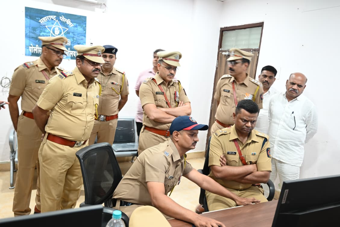 फोटो कर्तव्याला निष्ठेची साथ, सेवेला सन्मानाची पावती! स्वातंत्र्यदिनानिमित्त धुळे जिल्हा पोलीस दलातील अधिकारी व अंमलदारांना जाहीर झालेल्या ‘उत्कृष्ट सेवा पदकाबद्दल’ हार्दिक अभिनंदन! नागरिकांच्या सुरक्षेसाठी दिलेल्या समर्पित आणि उल्लेखनीय सेवेला मनःपूर्वक सलाम. धुळे जिल्हा पोलीस दलातील एकूण 13 पोलीस अधिकारी व अंमलदार यांना स्वातंत्र्य दिनाच्या दिवशी अति उत्कृष्ट व उत्कृष्ट सेवा पदक जाहीर.देशभरात स्वातंत्र्य दिनाचा उत्साह असताना, धुळे पोलिसांनी समाजाप्रती आपली बांधिलकी जपत यंदाचा स्वातंत्र्य दिन अत्यंत नाविन्यपूर्ण पद्धतीने साजरा केला. केवळ कायदा आणि सुव्यवस्था राखण्यापुरते मर्यादित न राहता, पोलीसांनी समाजाच्या सर्वांगीण विकासासाठी हरित धुळ्याचा संकल्प (वृक्षारोपण), नशामुक्त युवा, सशक्त देश (अमली पदार्थ विरोधी रॅली) आणि पोलिस कल्याण ॲपचे अनावरण करण्यात आले