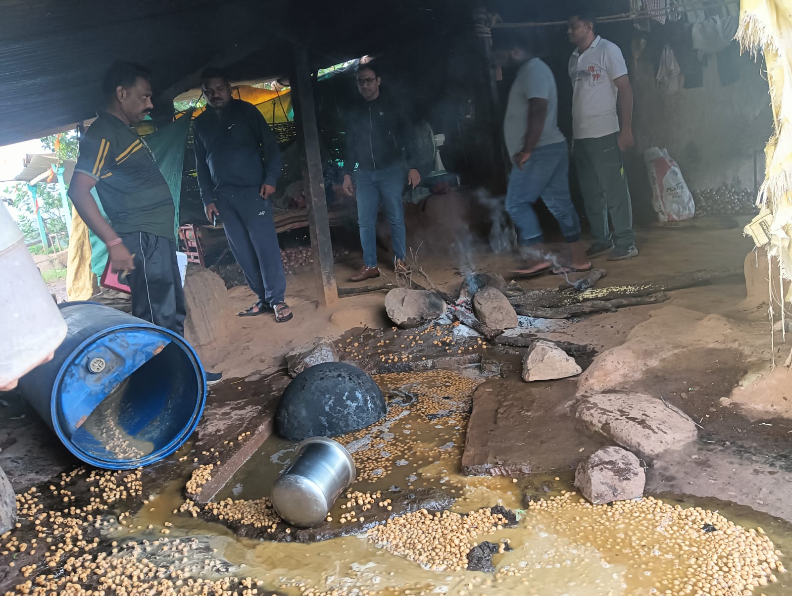 ऑल आउट ऑपरेशन दरम्यान पिंपळनेर पोलीस स्टेशन हद्दीमध्ये गावठी हातभट्टी दारू  रेडची कारवाई