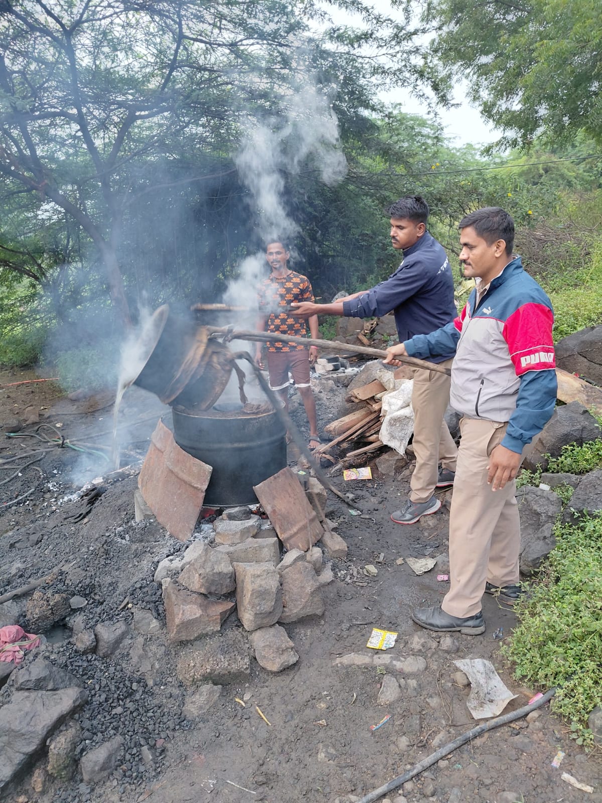 ऑल आउट ऑपरेशन दरम्यान धुळे तालुका पोलीस स्टेशन हद्दीमध्ये गावठी हातभट्टी दारू  रेडची कारवाई