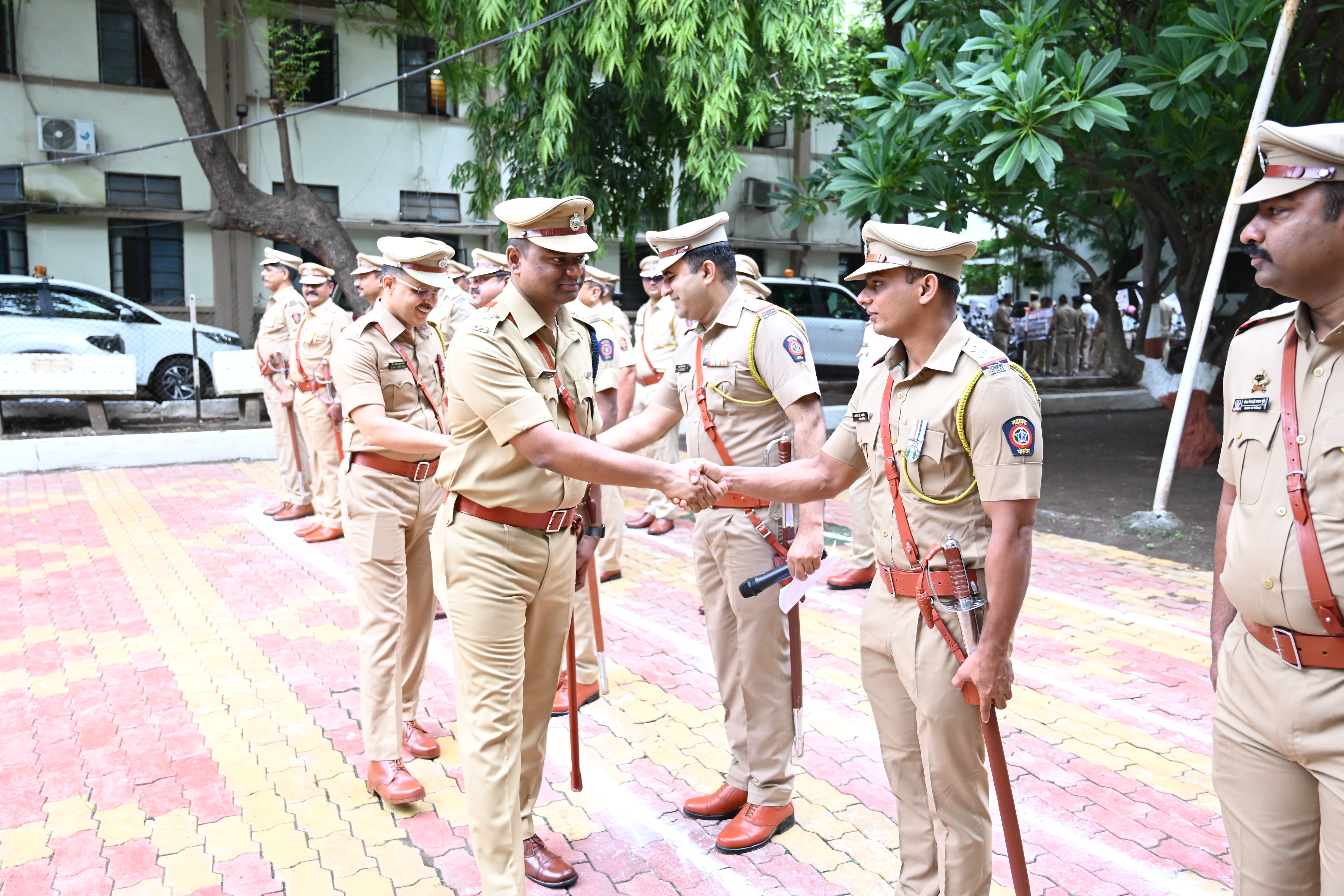 स्वातंत्र्यदिनानिमित्त ध्वजारोहण  पोलीस अधीक्षक कार्यालय, धुळे येथे स्वातंत्र्यदिनानिमित्त मा. पोलीस अधीक्षक श्री. विशाल आनंद यांच्या हस्ते ध्वजारोहण संपन्न. — 4