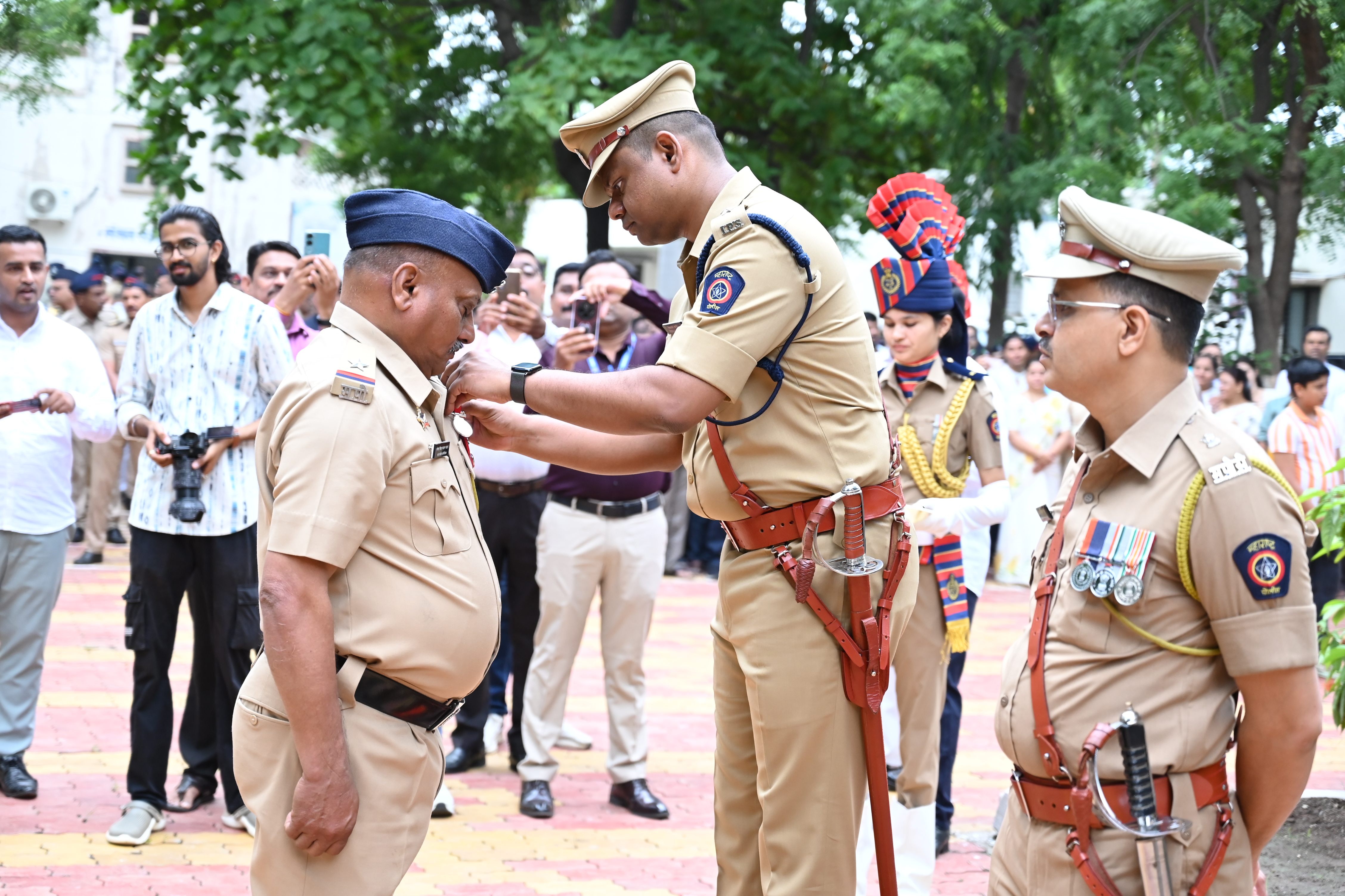 धुळे जिल्हा पोलीस दलातील एकूण 13 पोलीस अधिकारी व अंमलदार यांना स्वातंत्र्य दिनाच्या दिवशी अति उत्कृष्ट व उत्कृष्ट सेवा पदक जाहीर. — 3