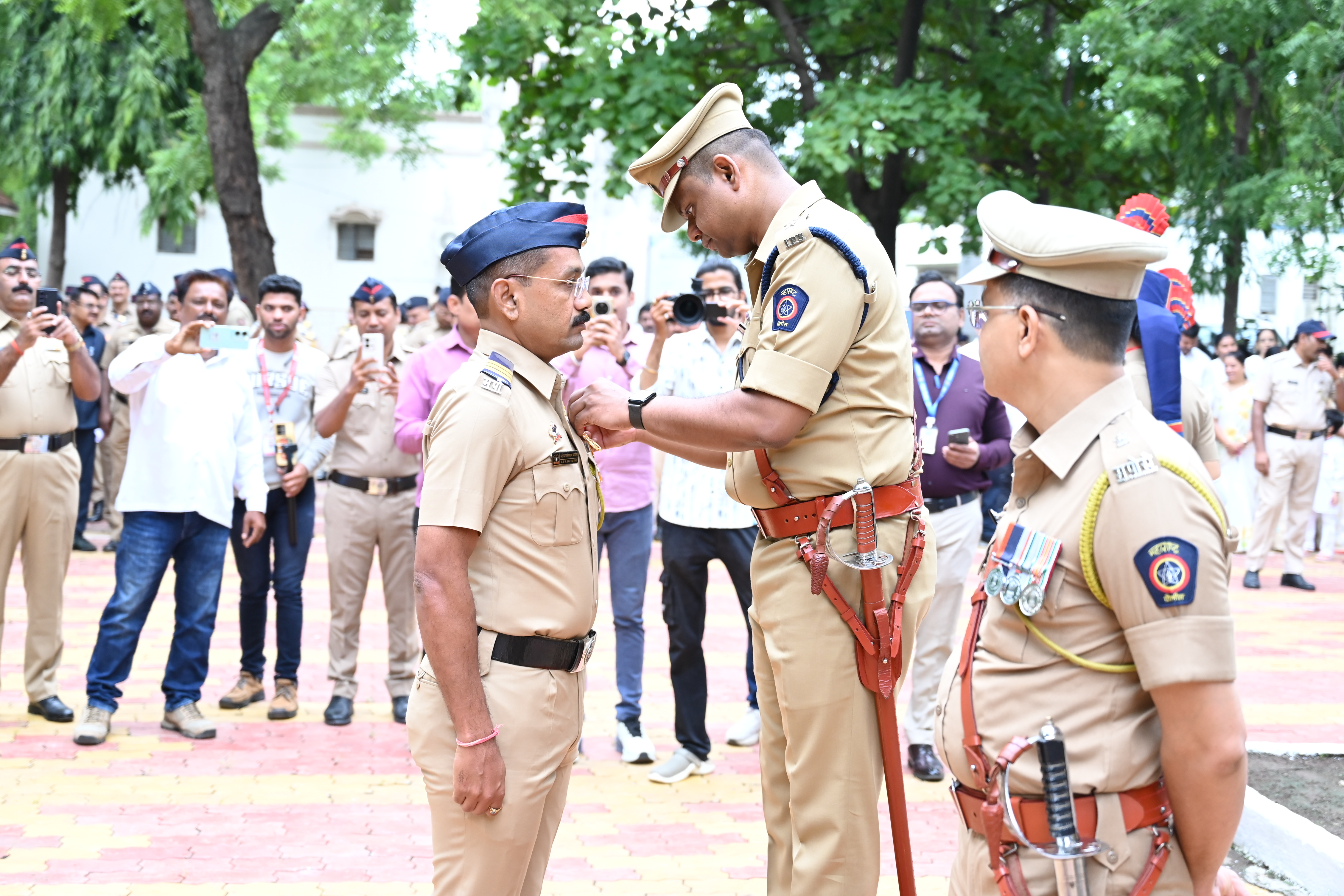 धुळे जिल्हा पोलीस दलातील एकूण 13 पोलीस अधिकारी व अंमलदार यांना स्वातंत्र्य दिनाच्या दिवशी अति उत्कृष्ट व उत्कृष्ट सेवा पदक जाहीर. — 5