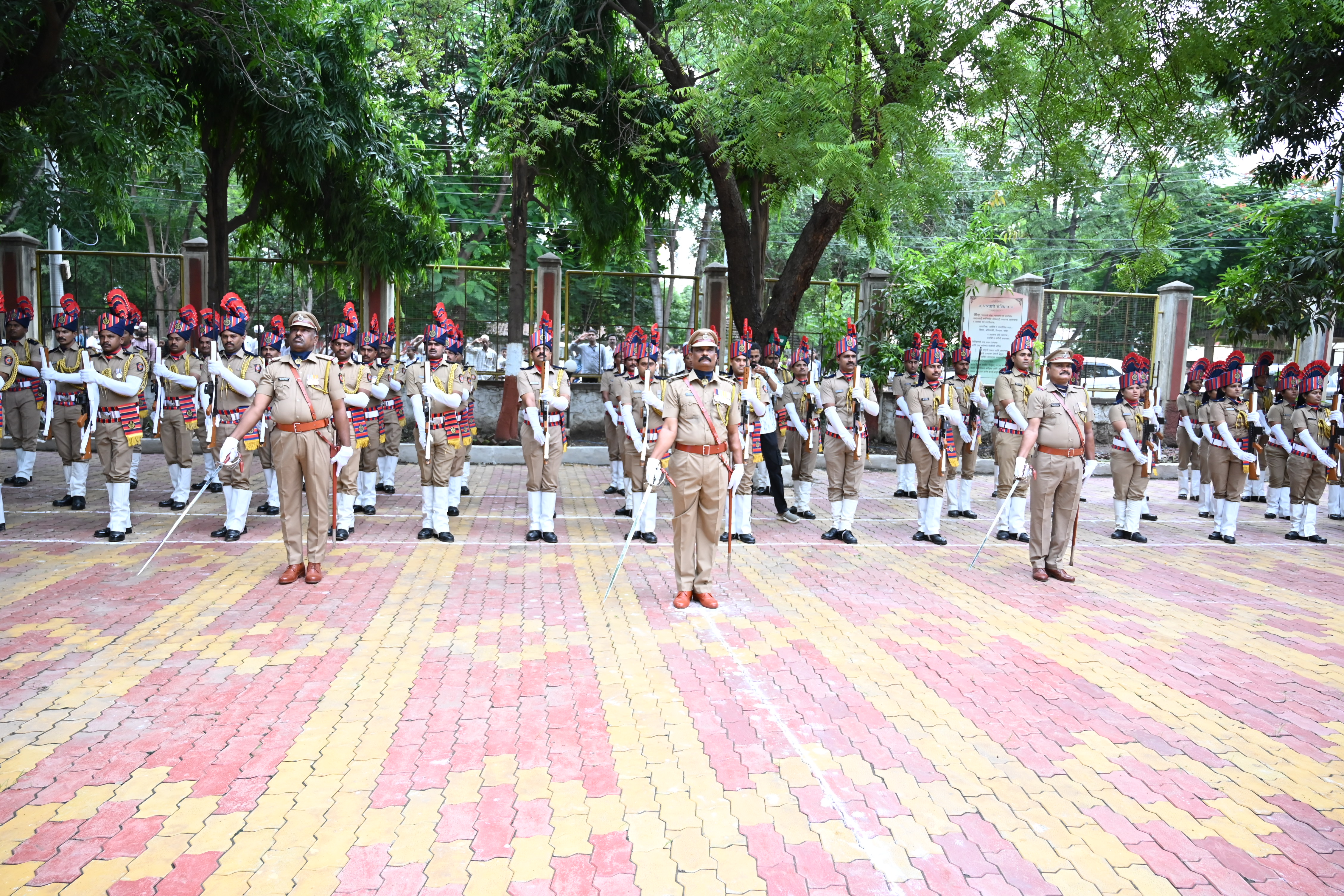स्वातंत्र्यदिनानिमित्त ध्वजारोहण  पोलीस अधीक्षक कार्यालय, धुळे येथे स्वातंत्र्यदिनानिमित्त मा. पोलीस अधीक्षक श्री. विशाल आनंद यांच्या हस्ते ध्वजारोहण संपन्न. — 3