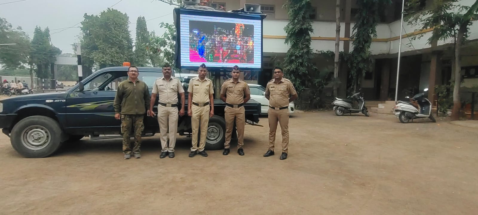 धुळे पोलिसांची सोशल मीडिया व्हॅन