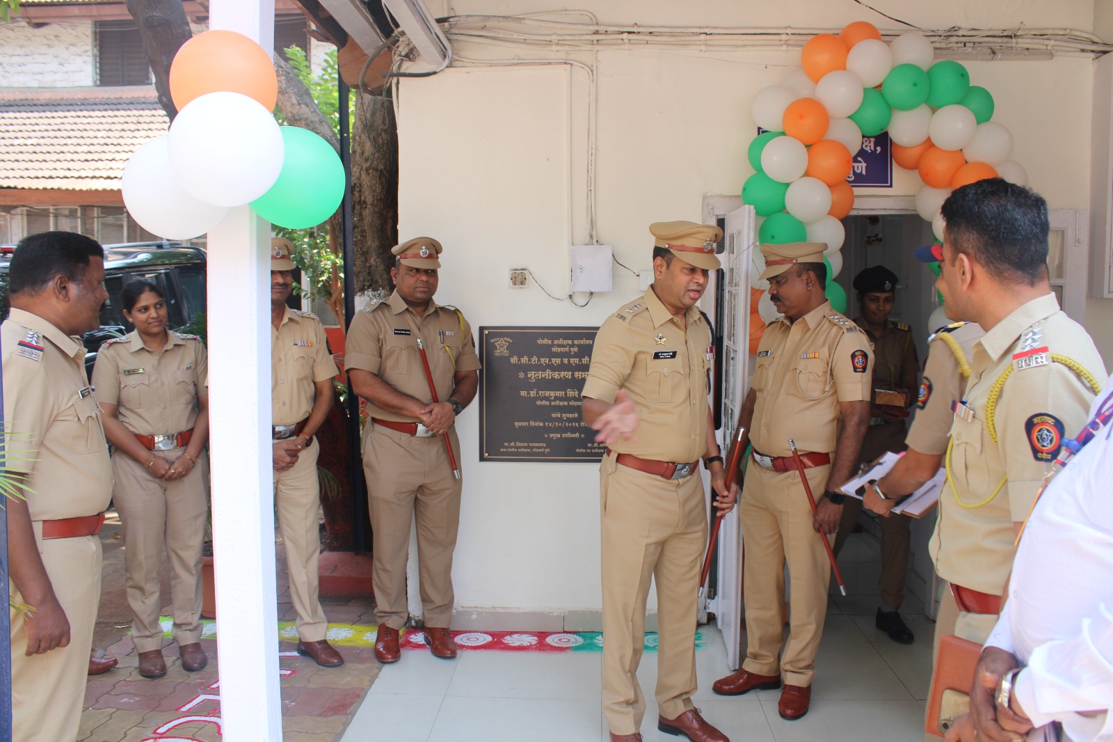फोटो पोलीस अधीक्षक पुणे लोहमार्ग कार्यालय येथे CCTNS शाखा व MCU शाखेचे उद्घाटन करण्यात आले