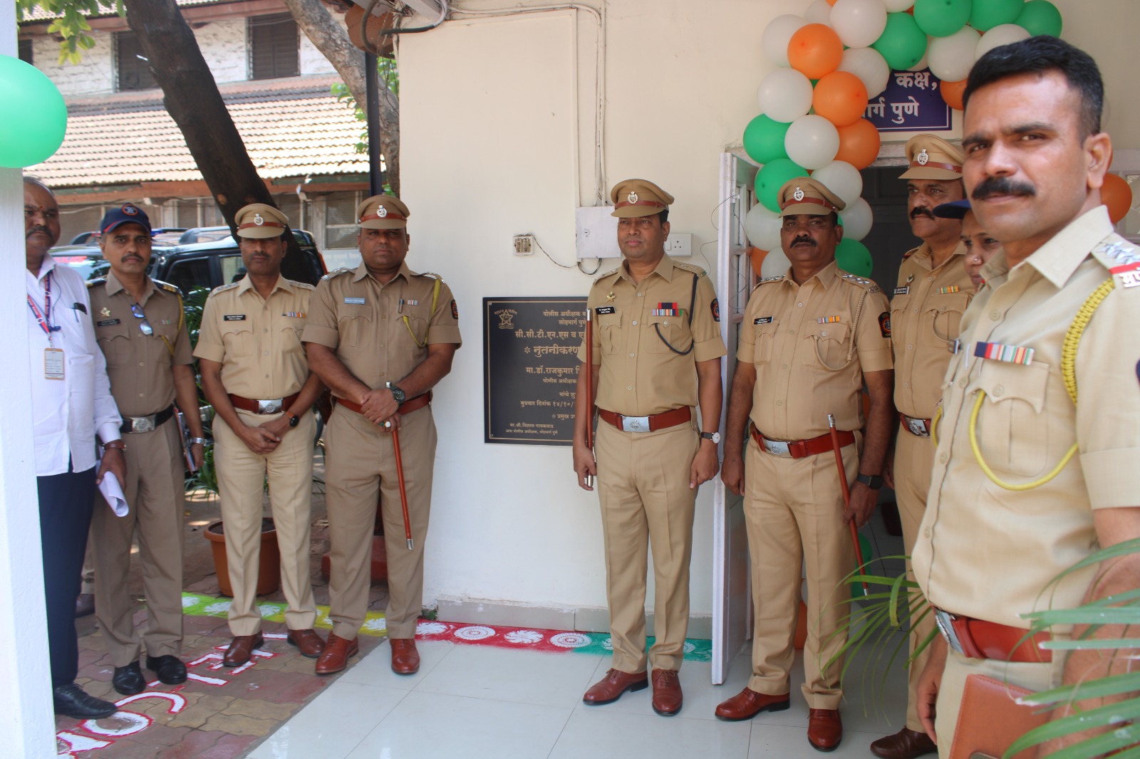 फोटो पोलीस अधीक्षक पुणे लोहमार्ग कार्यालय येथे CCTNS शाखा व MCU शाखेचे उद्घाटन करण्यात आले