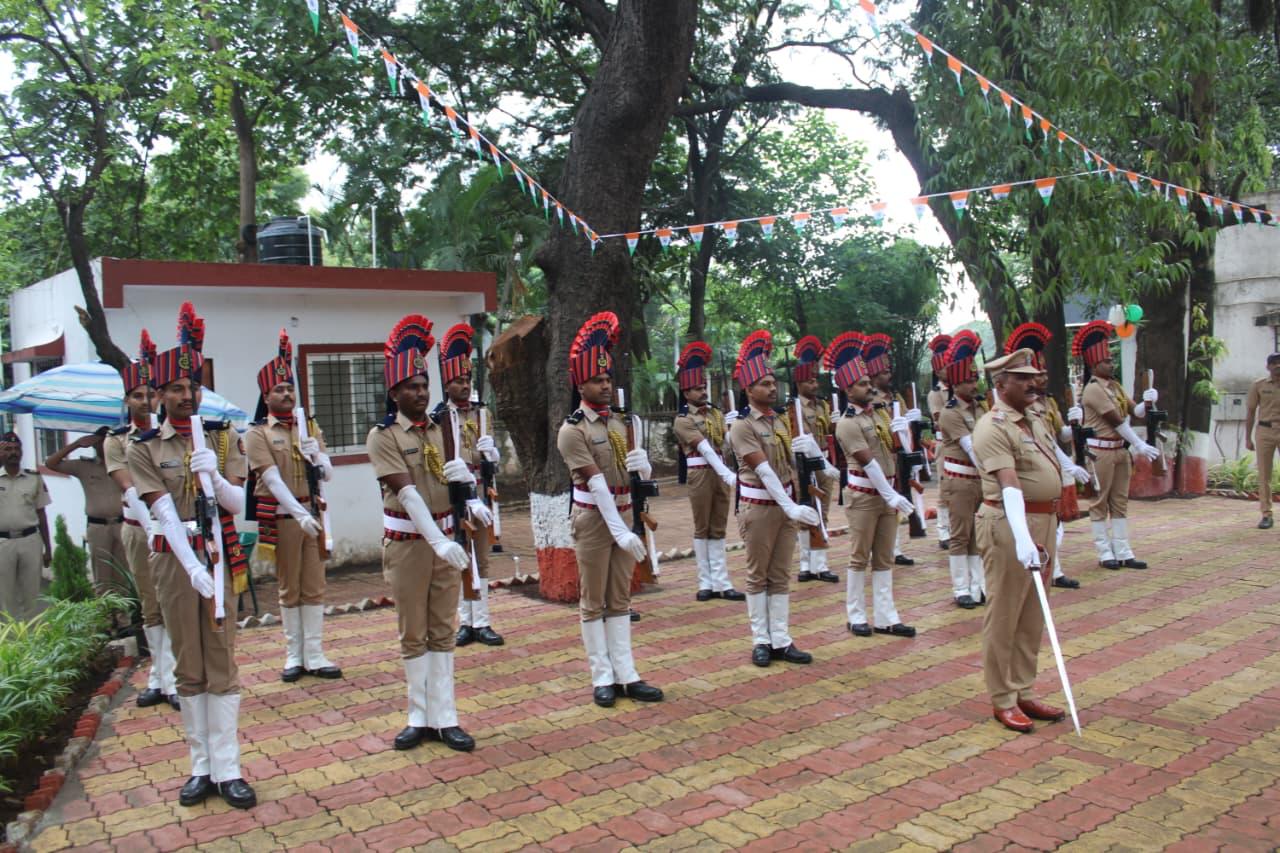 फोटो "पोलीस अधीक्षक कार्यालय, पुणे रेल्वे येथे भारताचा ८० वा स्वातंत्र्य दिन मोठ्या उत्साहात व राष्ट्रभक्तीच्या वातावरणात साजरा करण्यात आला."