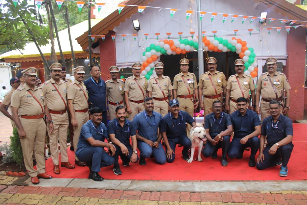 फोटो "पोलीस अधीक्षक कार्यालय, पुणे रेल्वे येथे भारताचा ८० वा स्वातंत्र्य दिन मोठ्या उत्साहात व राष्ट्रभक्तीच्या वातावरणात साजरा करण्यात आला."