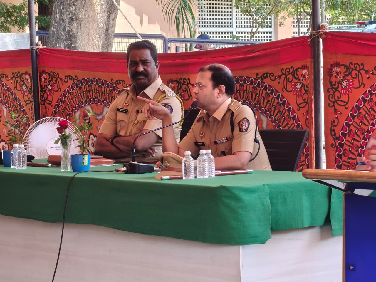 मा. पोलीस अधीक्षक लोहमार्ग पुणे यांनी दिनांक 26/05/2026 रोजी मुख्यालय खडकी येथे संवाद बैठक आयोजित करून त्यामध्ये पोलीस अधिकारी/अंमलदार यांचे समस्या/कर्तव्यावर येणाऱ्या अडचणींचे निराकरण करतेवेळी चे छायाचित्रे.