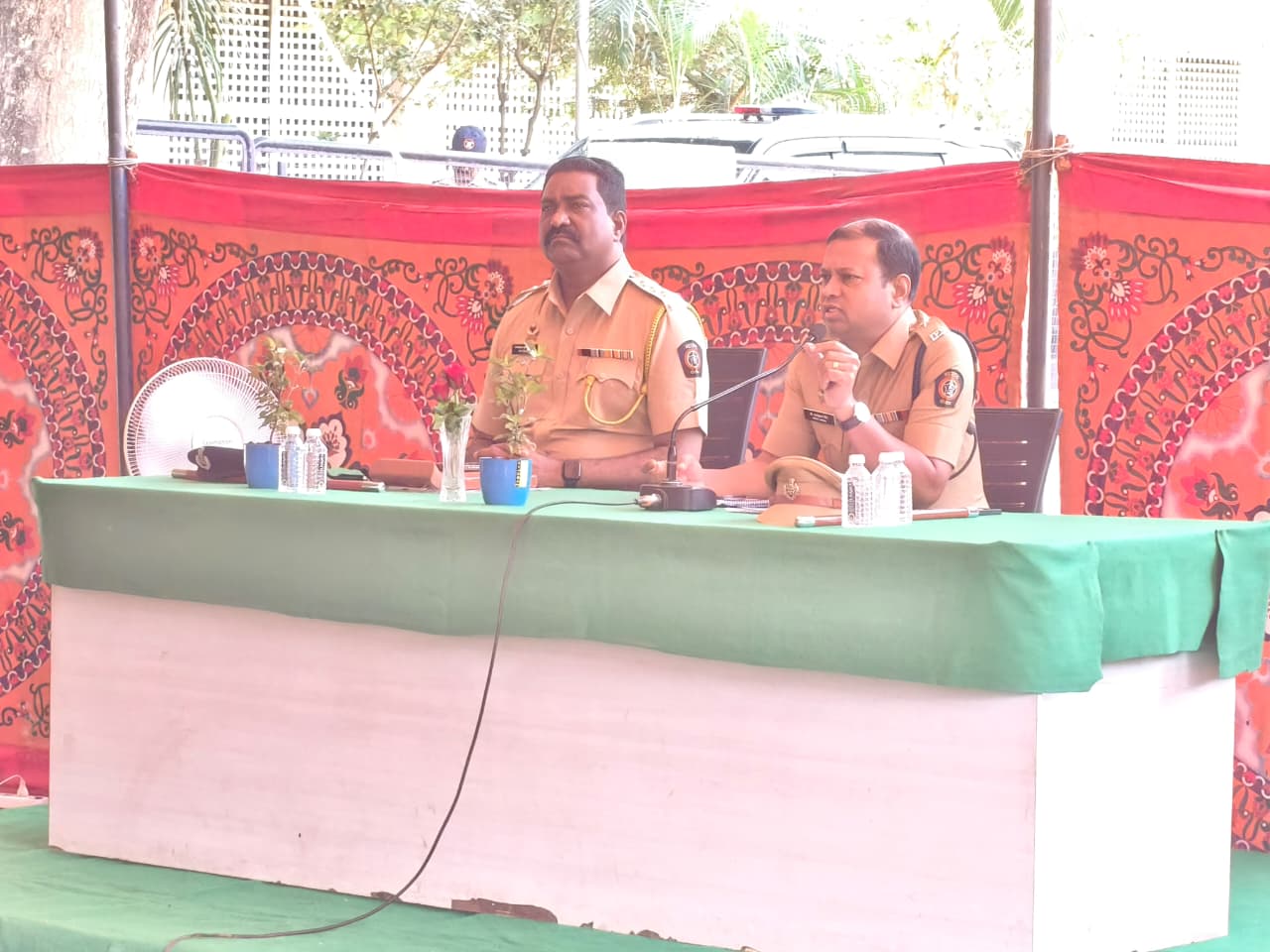 मा. पोलीस अधीक्षक लोहमार्ग पुणे यांनी दिनांक 26/05/2026 रोजी मुख्यालय खडकी येथे संवाद बैठक आयोजित करून त्यामध्ये पोलीस अधिकारी/अंमलदार यांचे समस्या/कर्तव्यावर येणाऱ्या अडचणींचे निराकरण करतेवेळी चे छायाचित्रे.