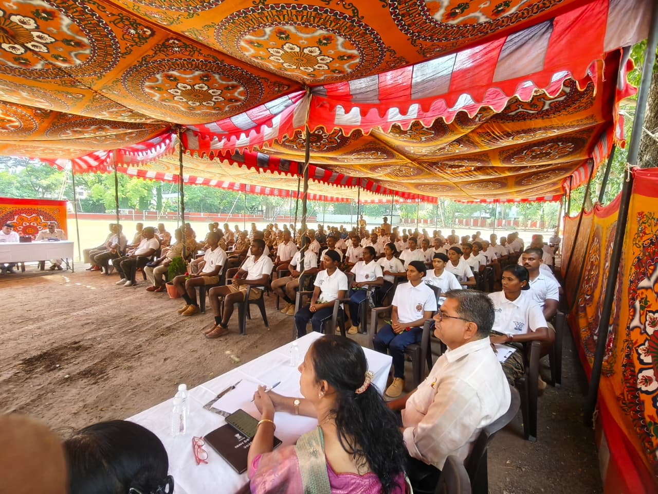 मा. पोलीस अधीक्षक लोहमार्ग पुणे यांनी दिनांक 26/05/2026 रोजी मुख्यालय खडकी येथे संवाद बैठक आयोजित करून त्यामध्ये पोलीस अधिकारी/अंमलदार यांचे समस्या/कर्तव्यावर येणाऱ्या अडचणींचे निराकरण करतेवेळी चे छायाचित्रे.