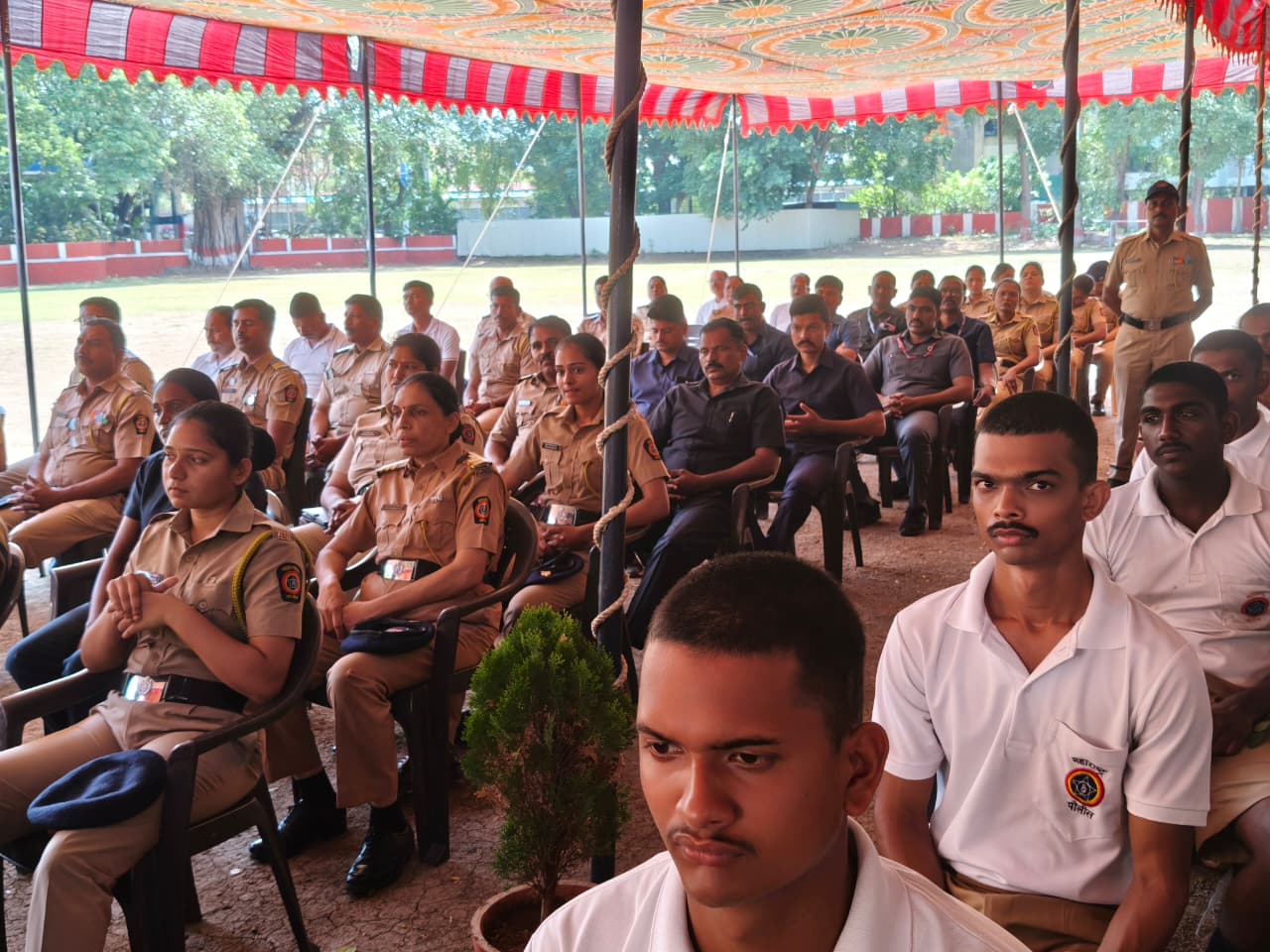मा. पोलीस अधीक्षक लोहमार्ग पुणे यांनी दिनांक 26/05/2026 रोजी मुख्यालय खडकी येथे संवाद बैठक आयोजित करून त्यामध्ये पोलीस अधिकारी/अंमलदार यांचे समस्या/कर्तव्यावर येणाऱ्या अडचणींचे निराकरण करतेवेळी चे छायाचित्रे.